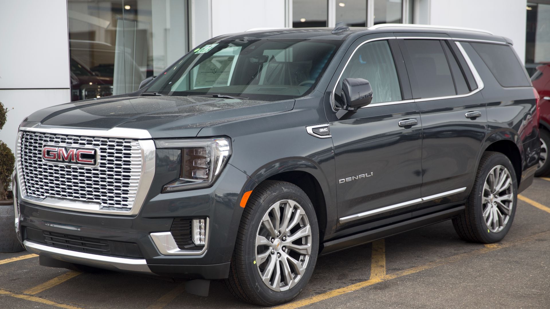File:2021 GMC Yukon Denali in Hunter Metallic, front left.jpg