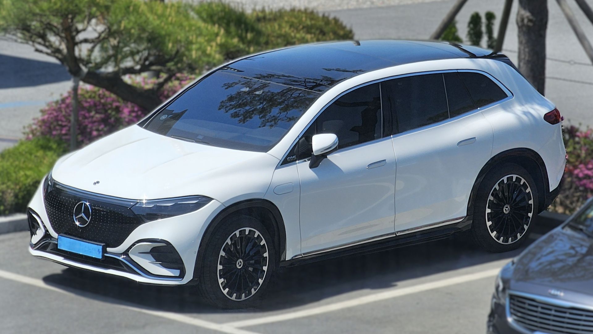 File:Mercedes-Benz X296 EQS 580 4MATIC SUV AMG Line Polar White.jpg