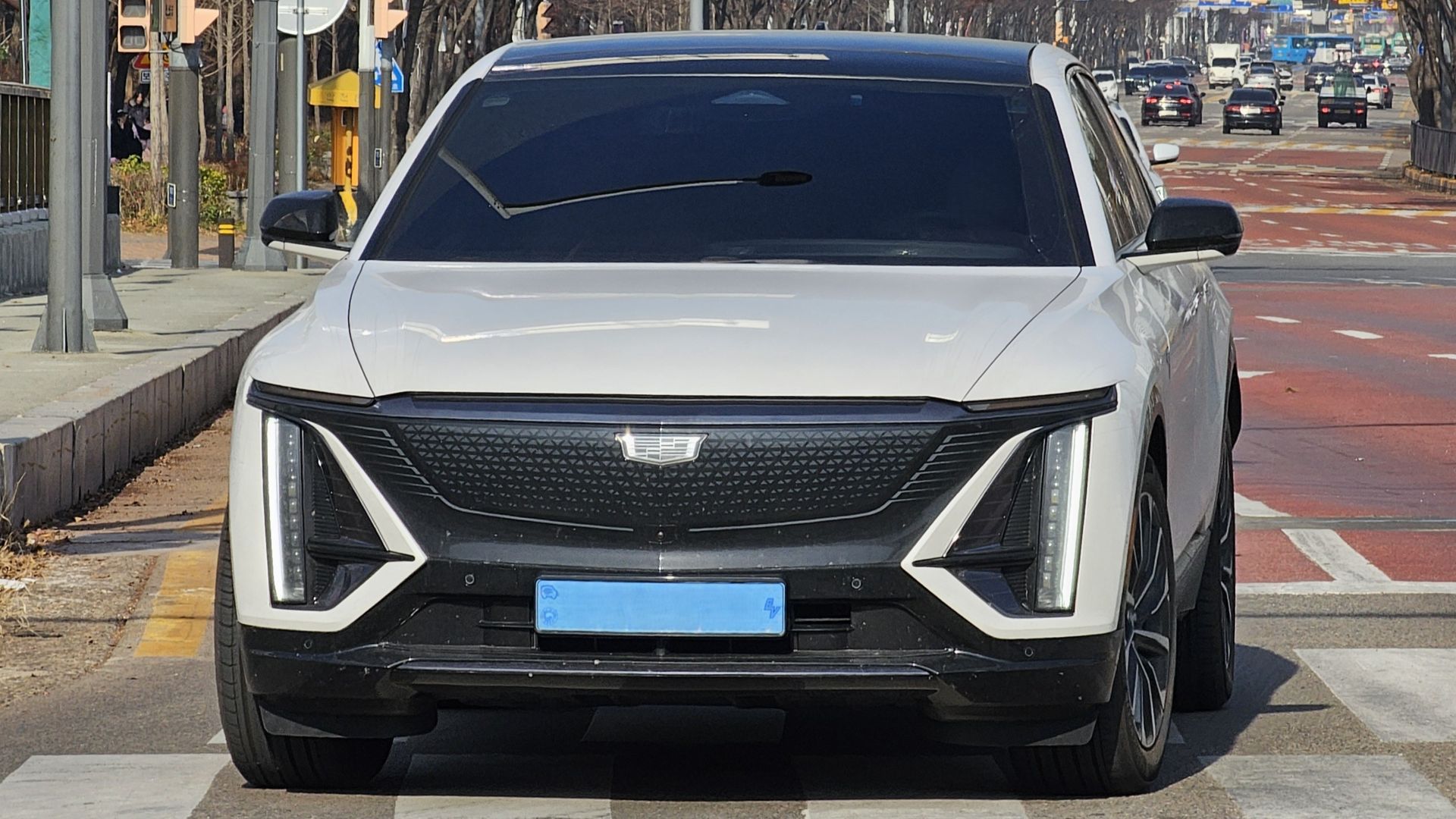 File:Cadillac Lyriq Sport L233 Crystal White Tricoat (7).jpg