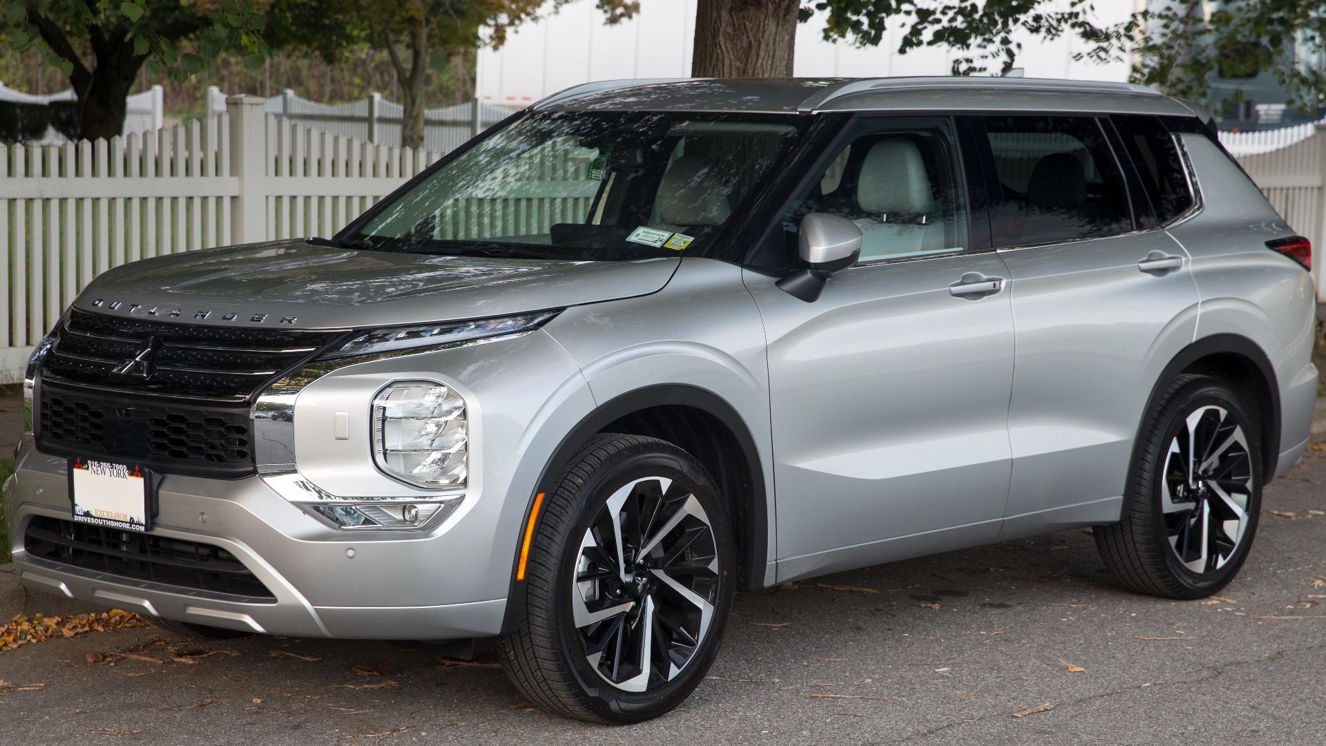 File:2022 Mitsubishi Outlander SEL 2.5 in Alloy Silver, front left.jpg
