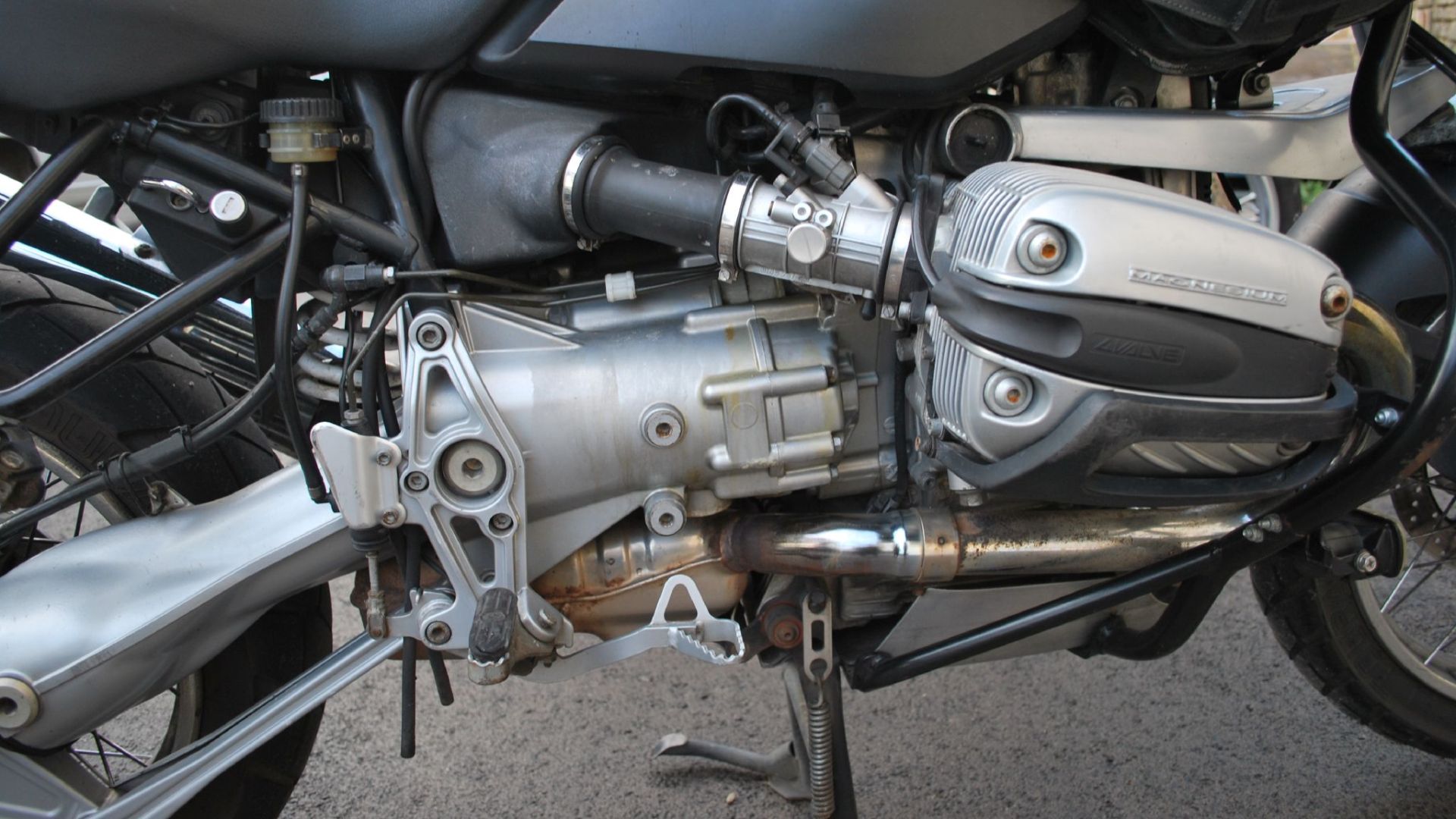 File:BMW R1150GS engine and gearbox.jpg
