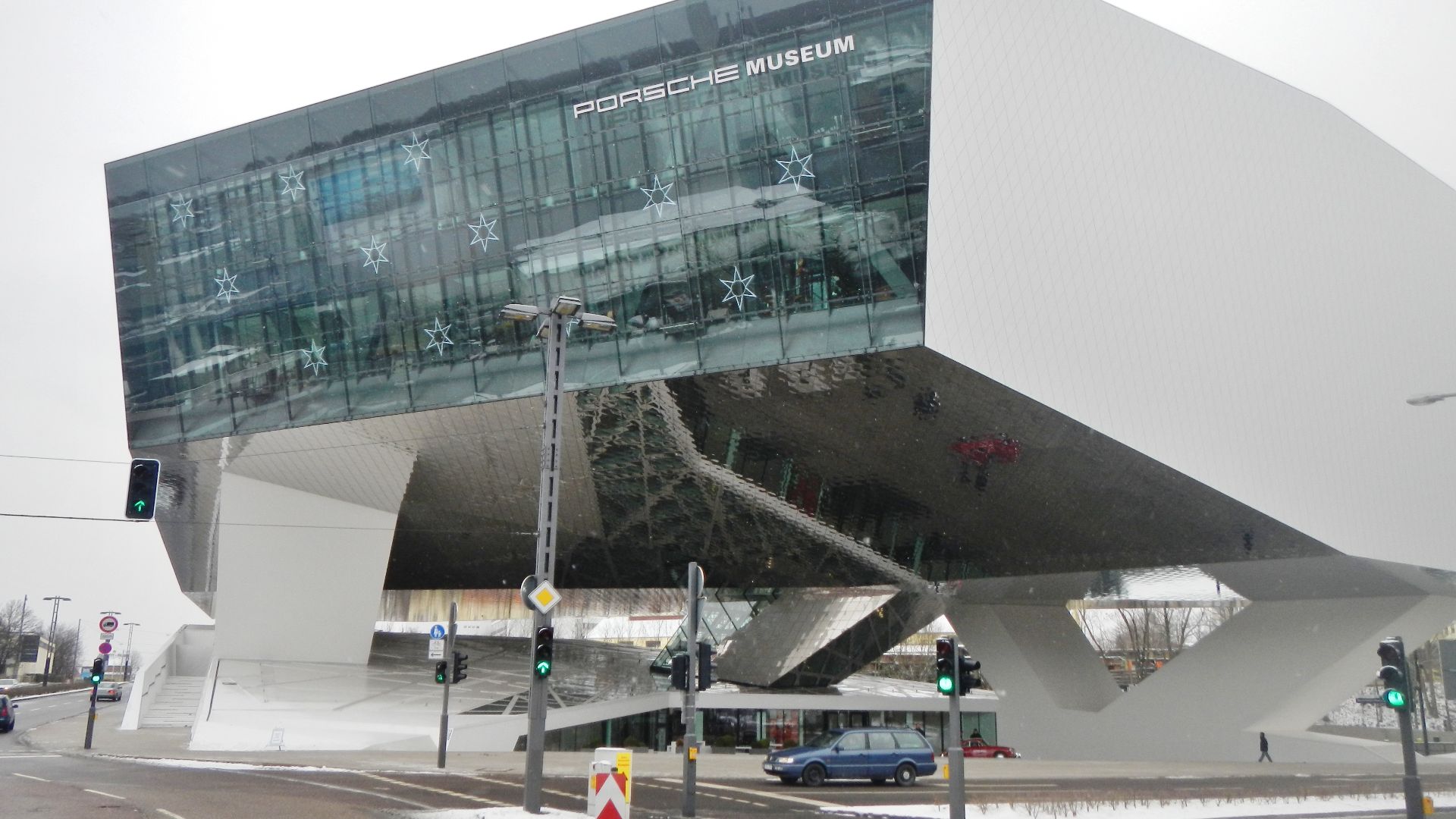 File:Porsche Museum Stuttgart - panoramio.jpg