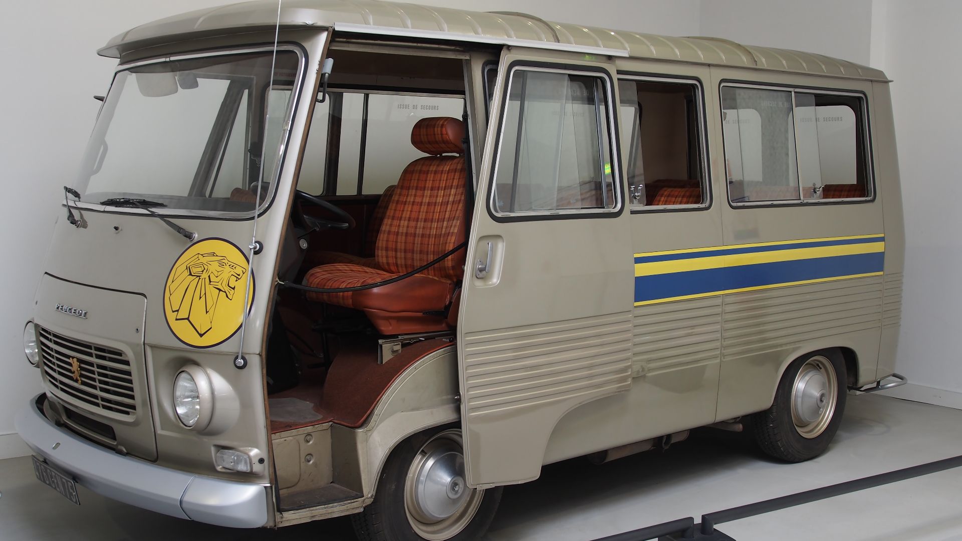 File:1965-1980 Peugeot J7.JPG