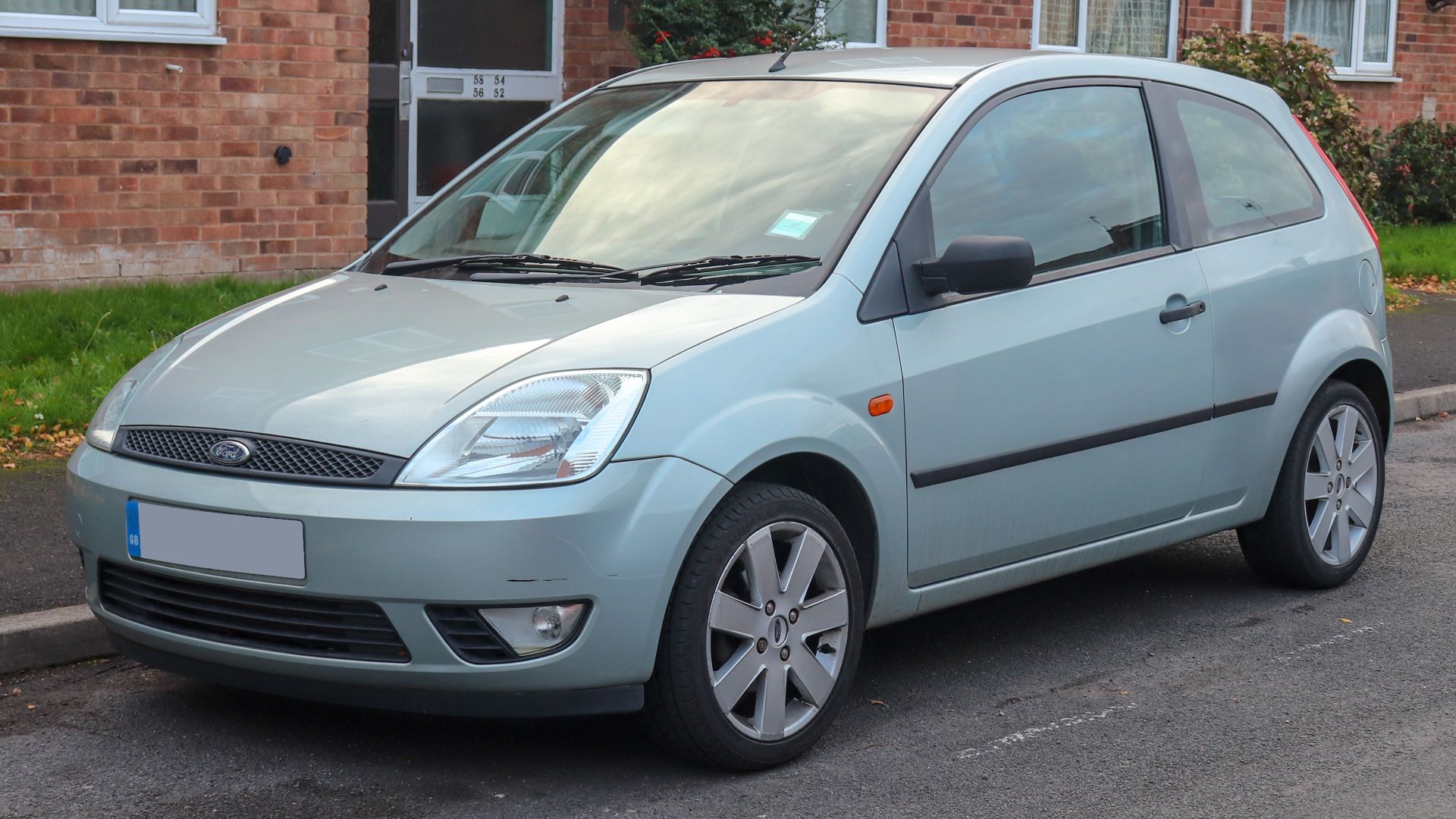 File:2003 Ford Fiesta Zetec 1.4 Front.jpg