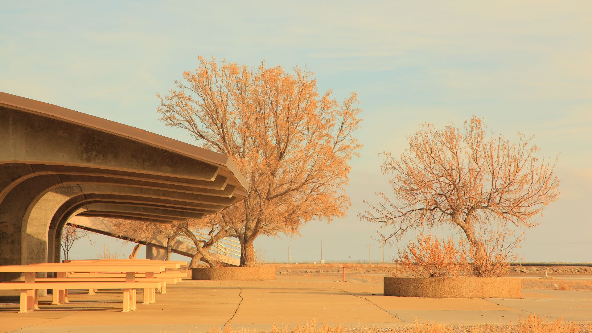 File:Bonneville Salt Flats Rest Area, I-80 Eastbound, Utah free creative commons (4345560963).jpg