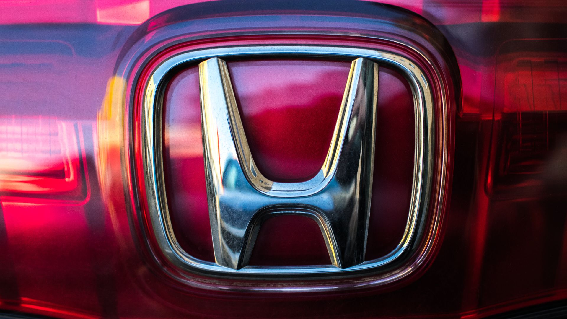 File:HONDA badge on a car.jpg