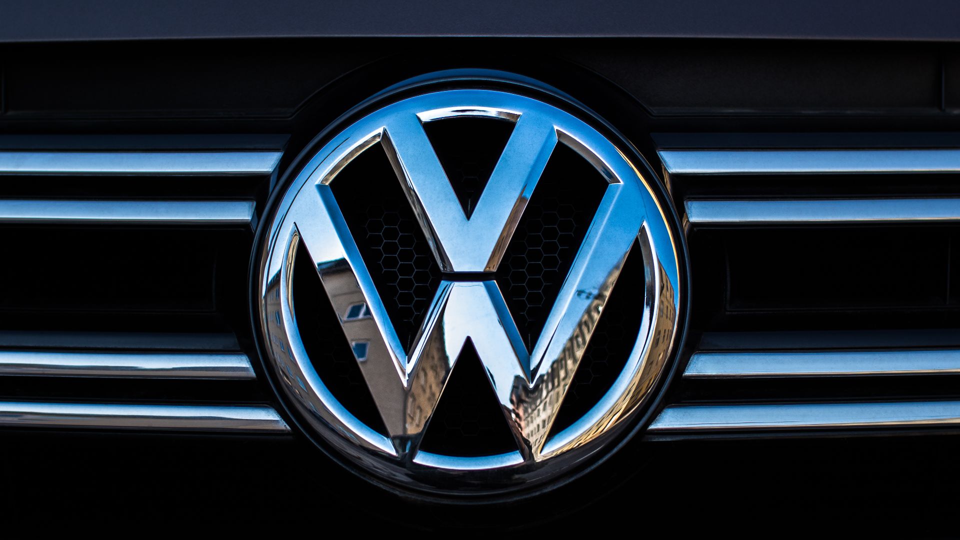 File:VOLKSWAGEN badge on a car.jpg