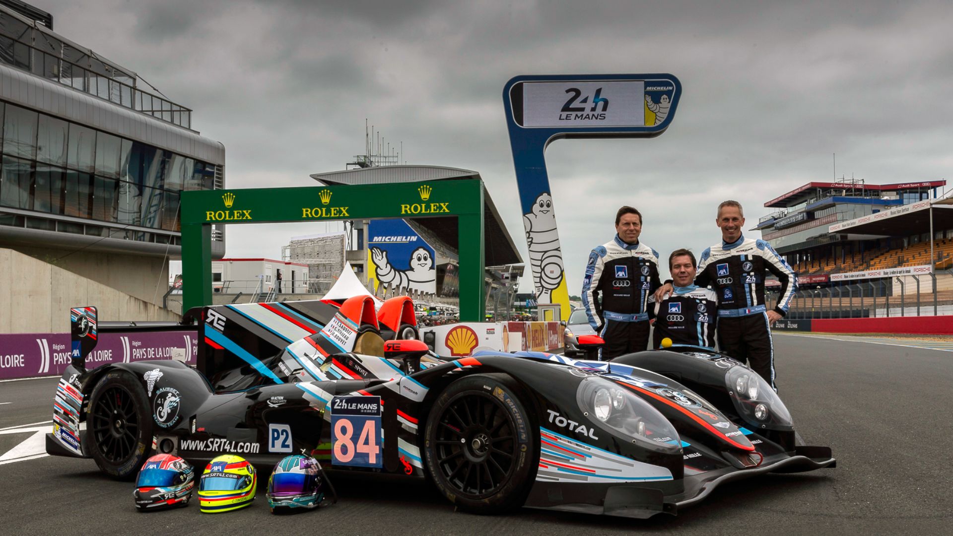 File:Avec ses équipiers.jpg