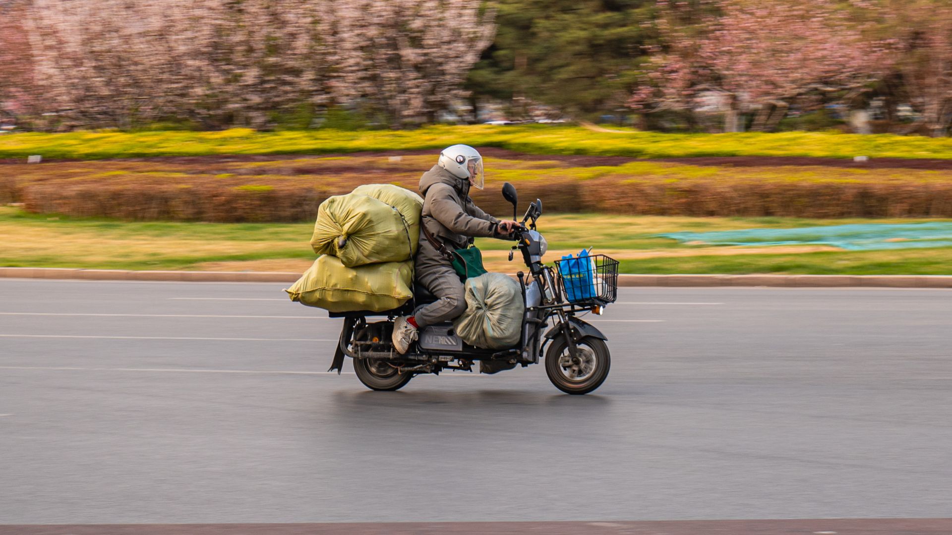 File:Overloaded e-bike at Yangzhahuandao 20240404164729.jpg