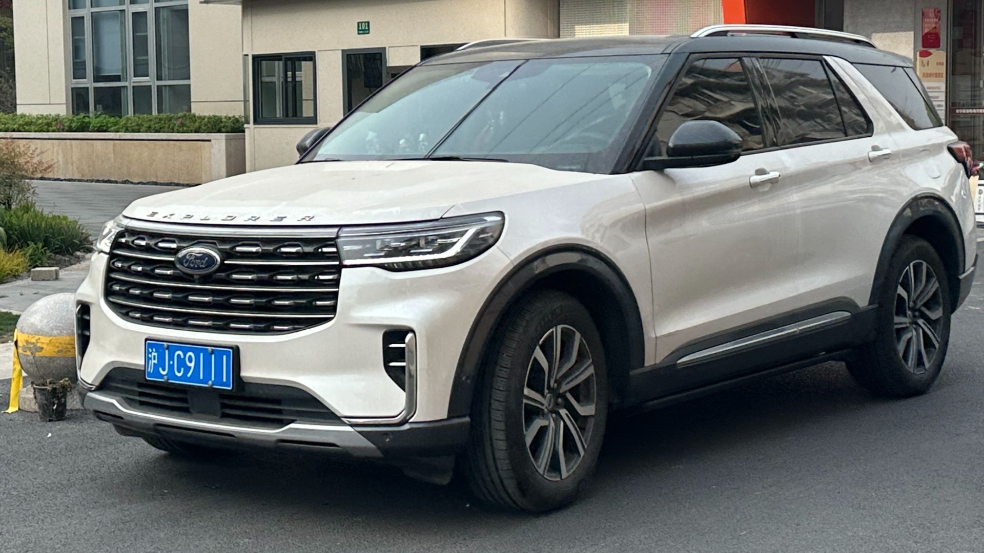 File:Ford Explorer VI facelift 001.jpg