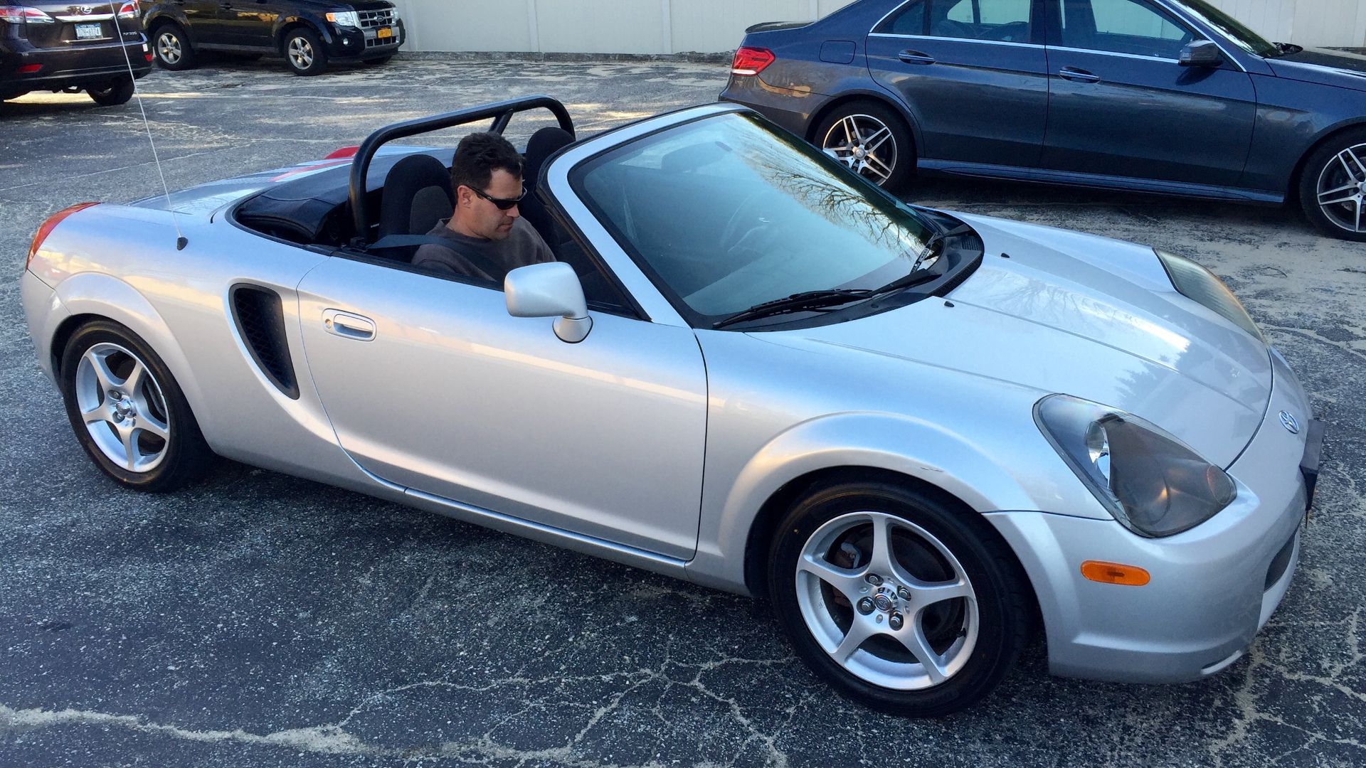 File:MR2 Spyder ZZW30 Rollbar.jpg