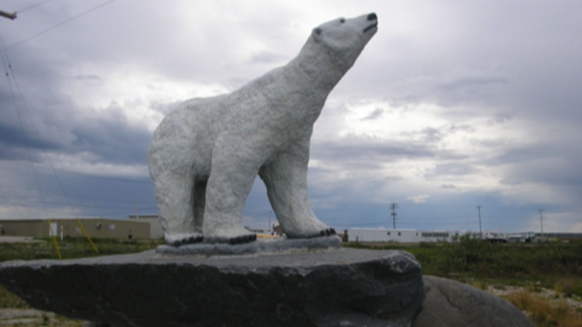 File:Polar bear statue in Churchill, Manitoba, Canada.jpg