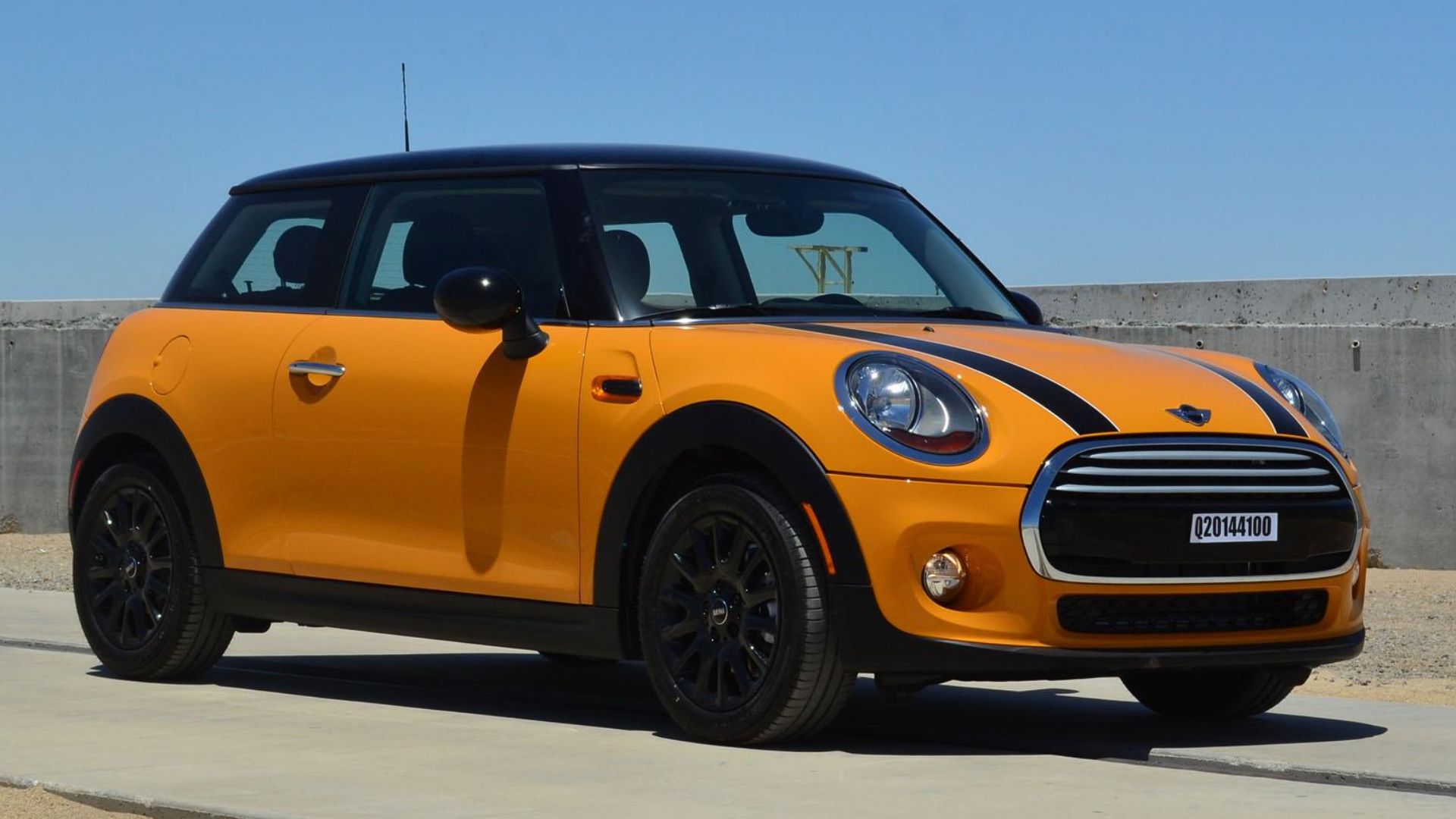 File:2014 MINI Cooper Hardtop -- NHTSA test 8786 - front.jpg
