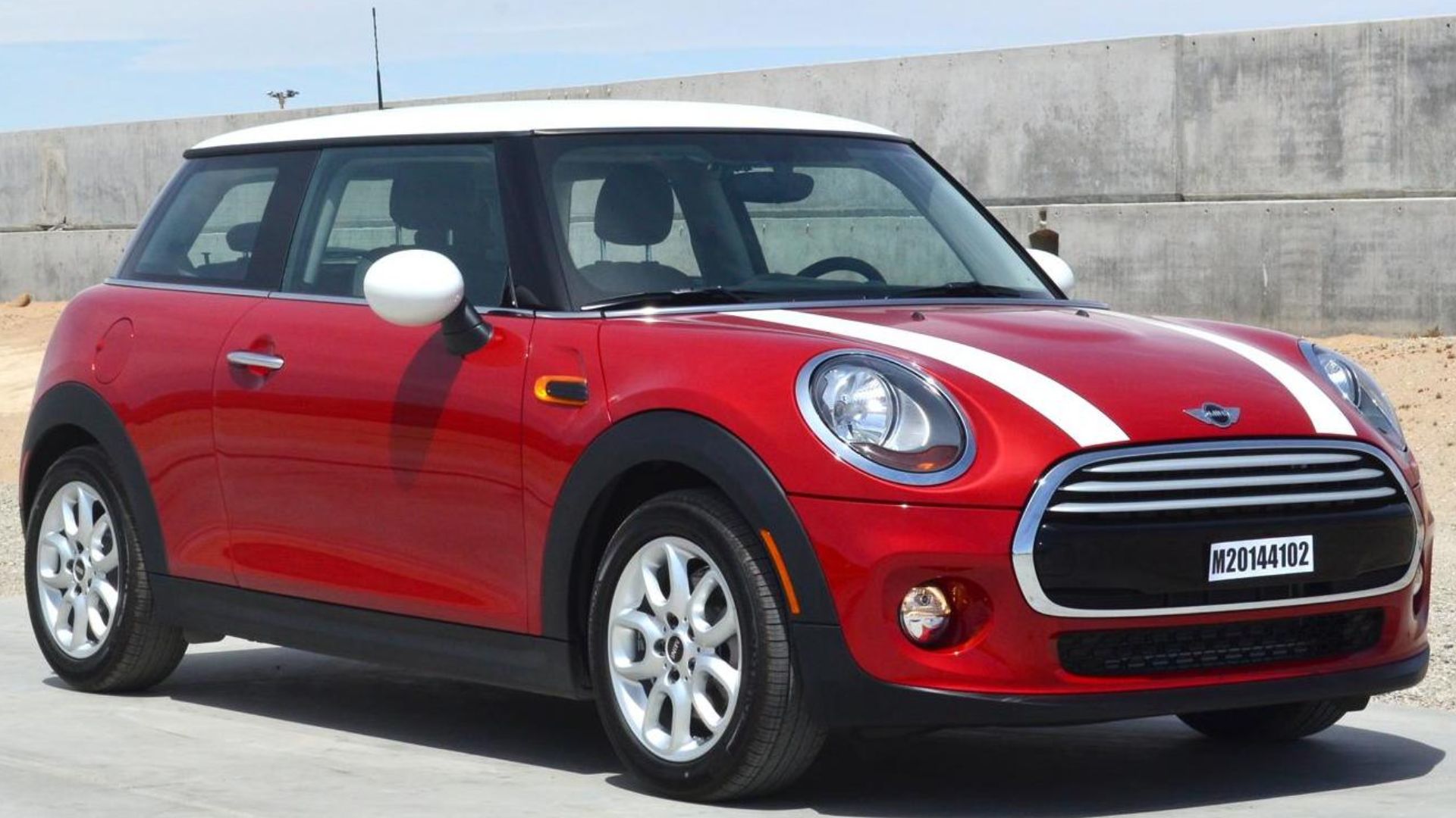 File:2014 MINI Cooper Hardtop -- NHTSA test 8883 - front.jpg