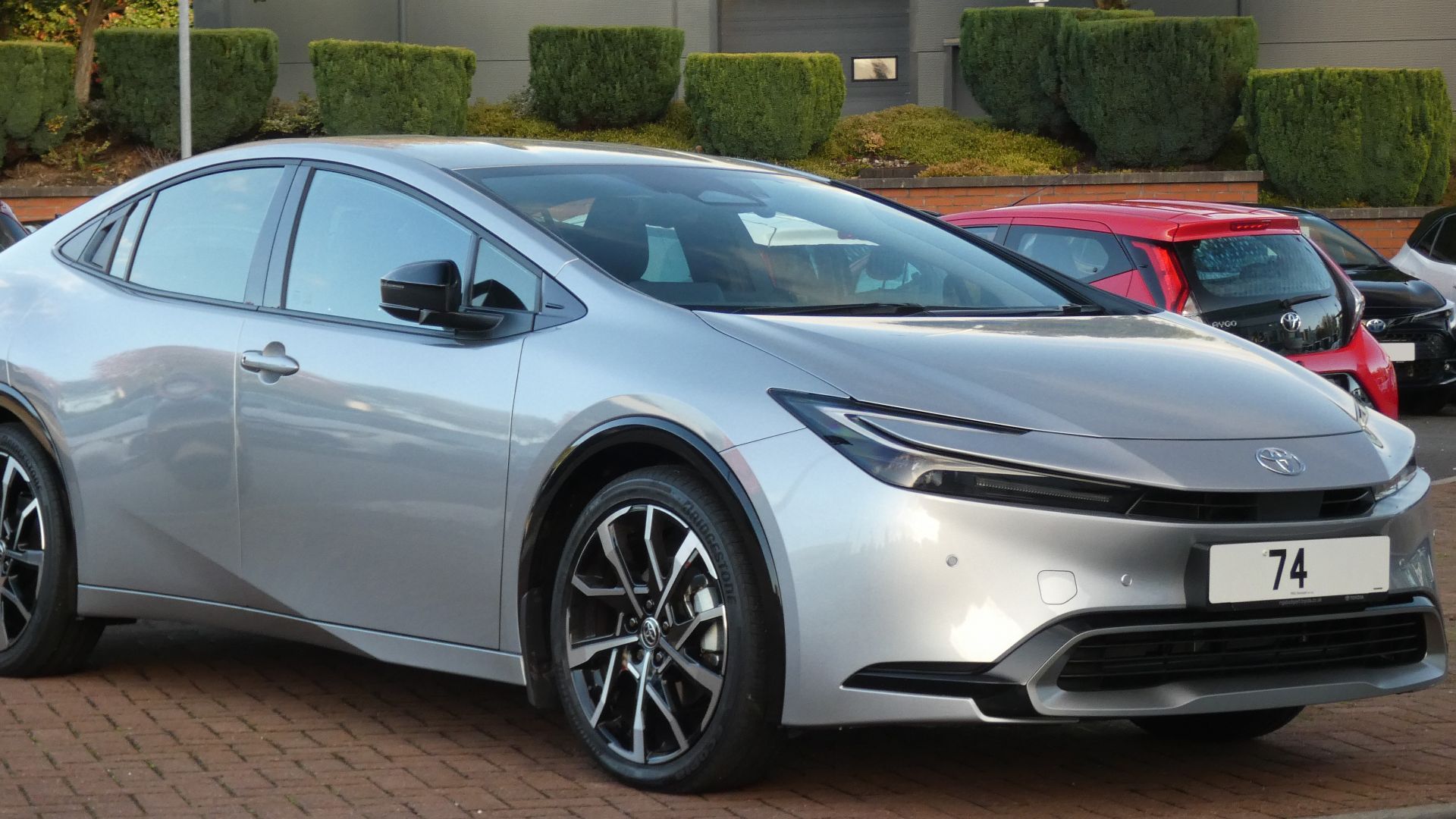 File:2024 Toyota Prius Excel PHEV - 1987cc 2.0 (225PS) Plug-in Hybrid - Silver Metallic - 10-2024, Front Quarter.jpg