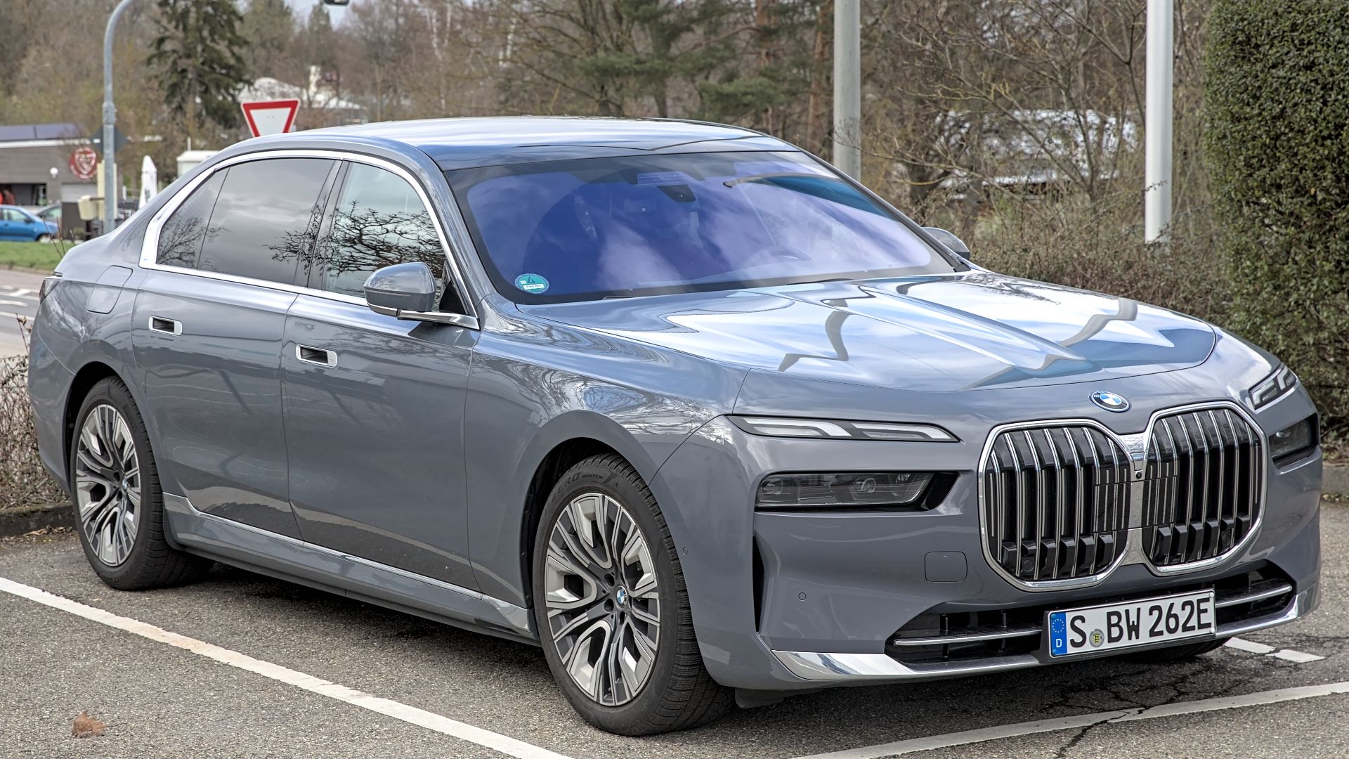 File:BMW 7-Series (G70) 750e 1X7A2460.jpg