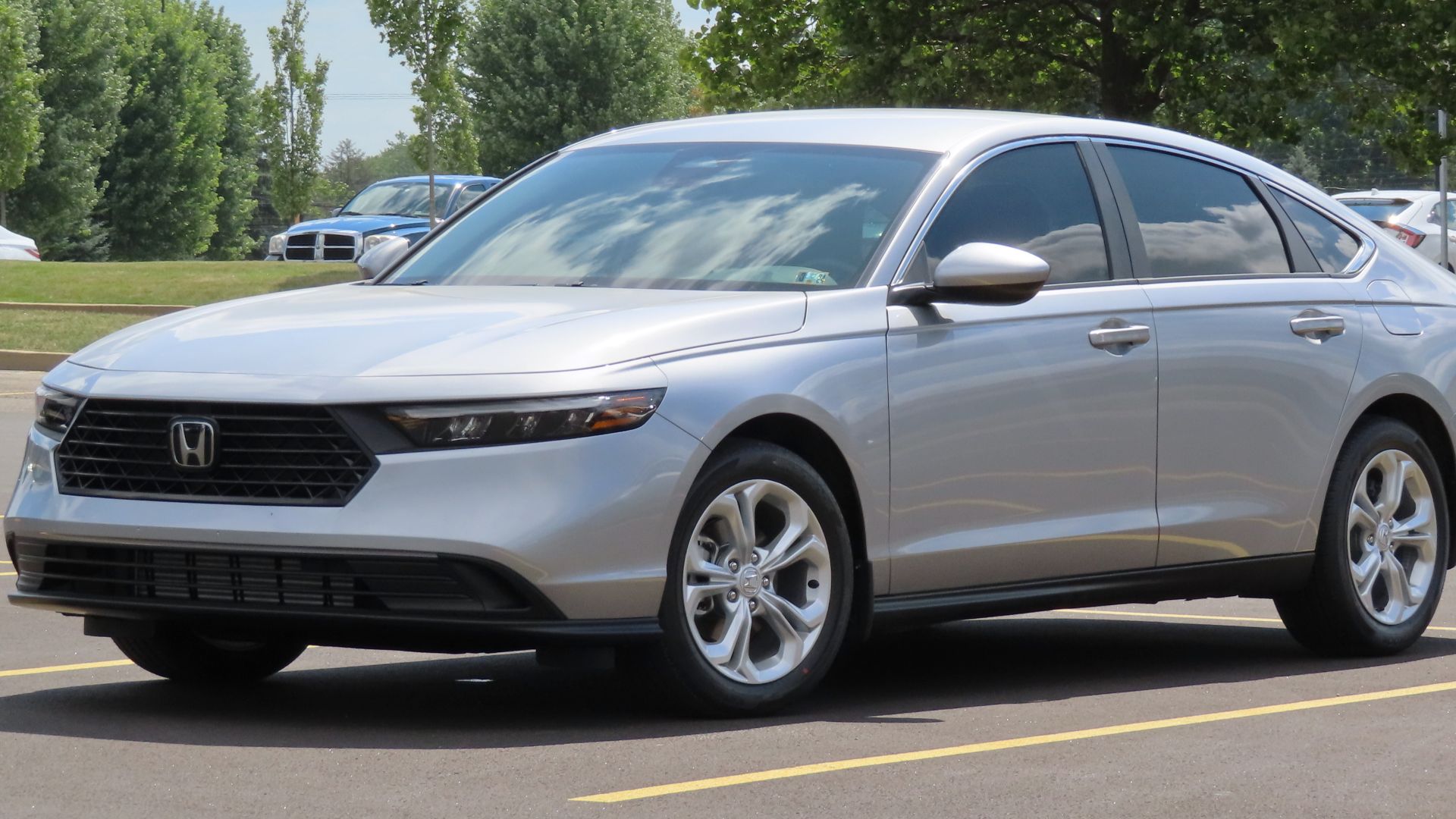 File:2023 Honda Accord LX, front left, 07-13-2023.jpg