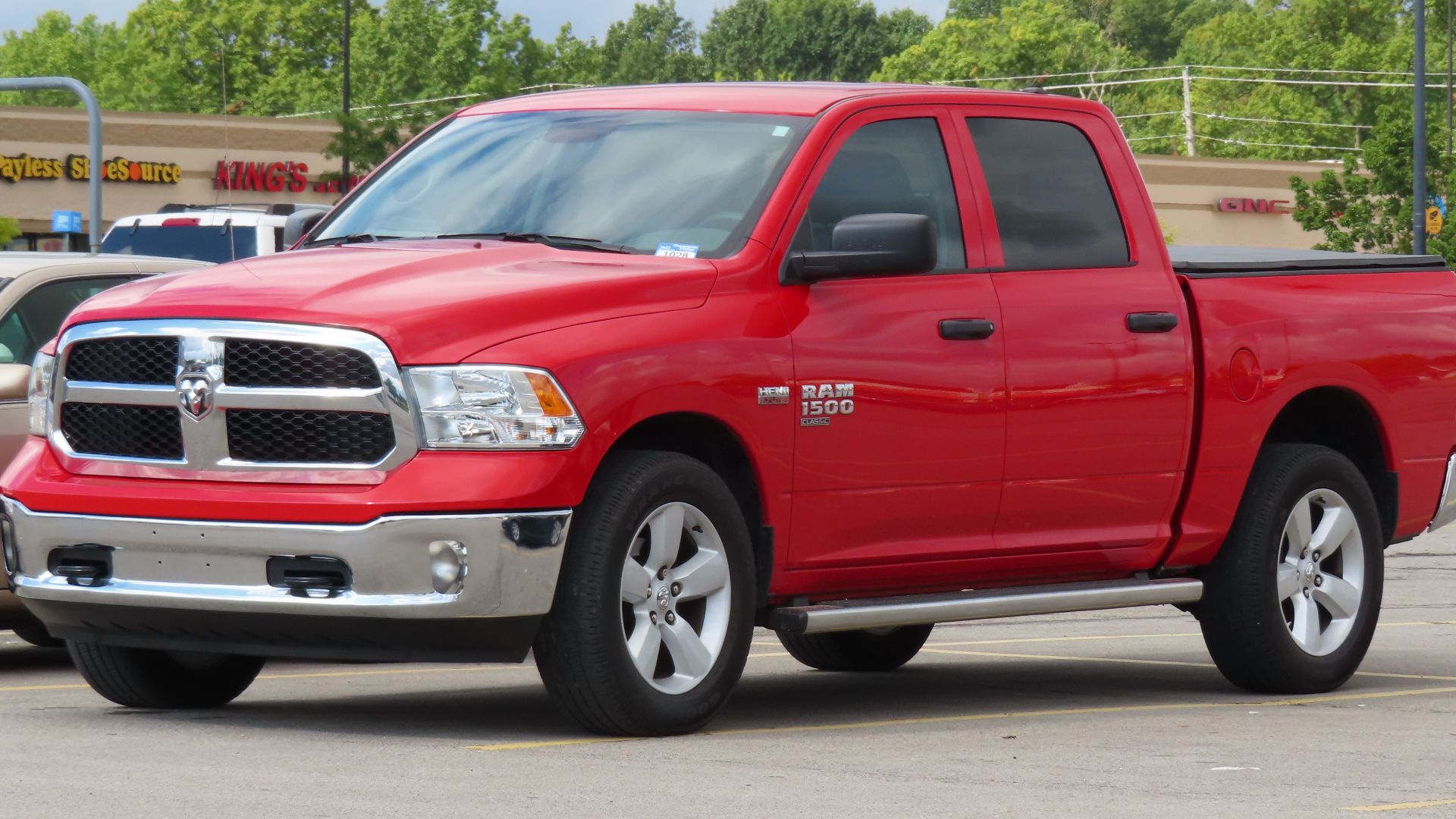 File:2020 Ram 1500 Classic Tradesman Crew Cab with SXT Package, front left 09-12-2022.jpg