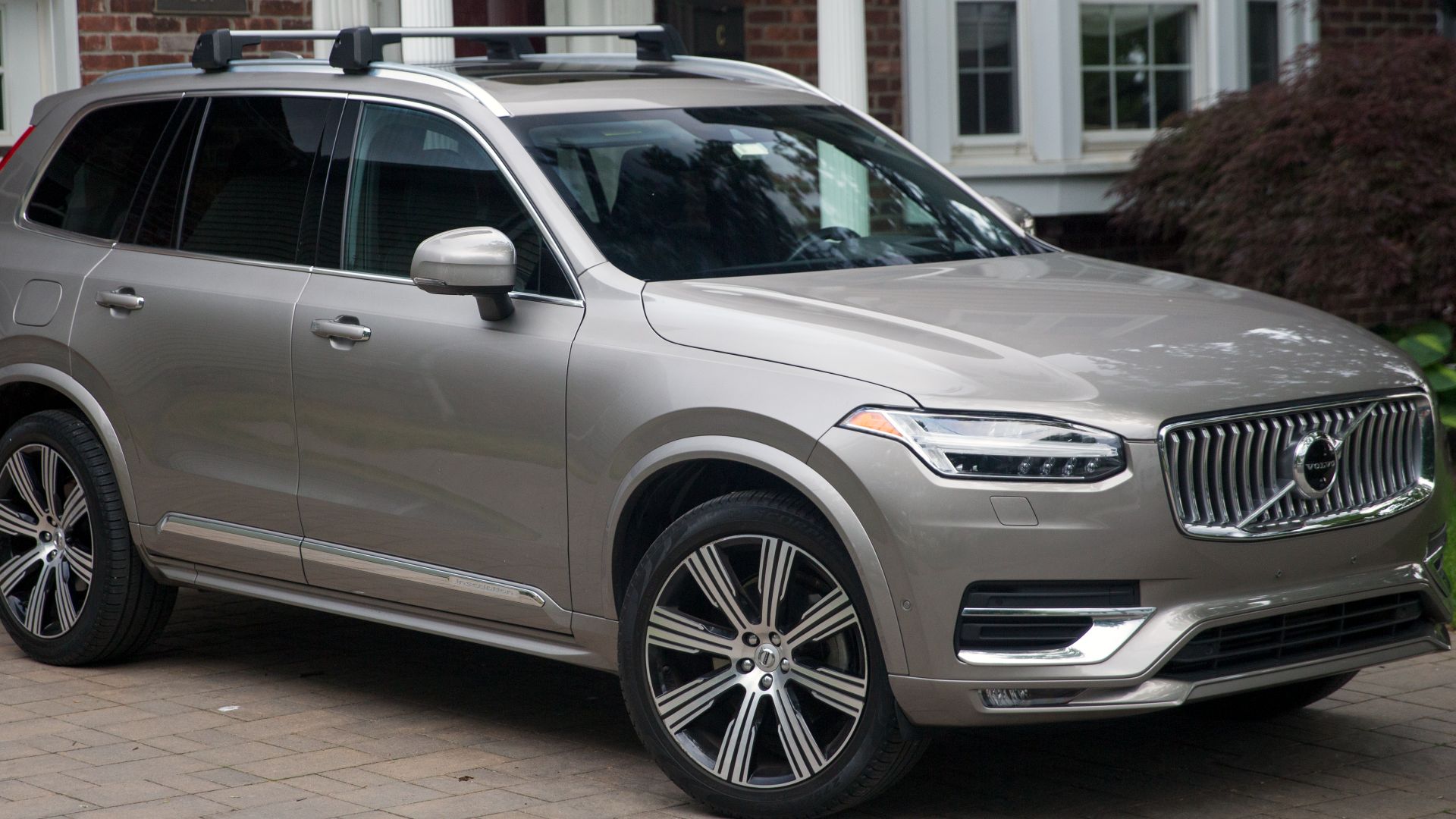 File:2020 Volvo XC90 T6 Inscription in Birch Light Metallic, front right.jpg