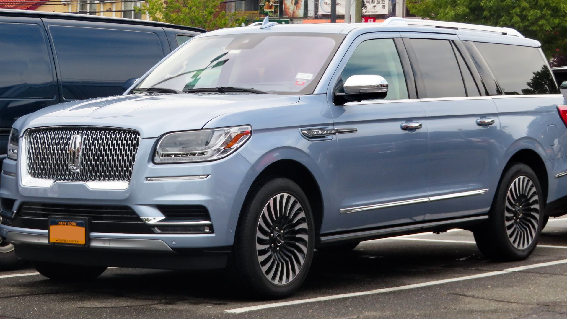 File:2019 Lincoln Navigator L 3.5, front 8.23.19.jpg