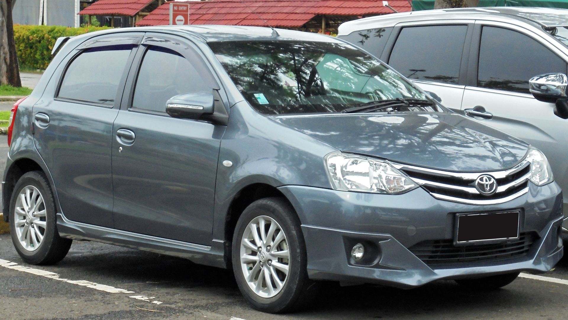 File:2014 Toyota Etios Valco 1.2 G hatchback (NGK10R; 01-25-2019), South Tangerang.jpg