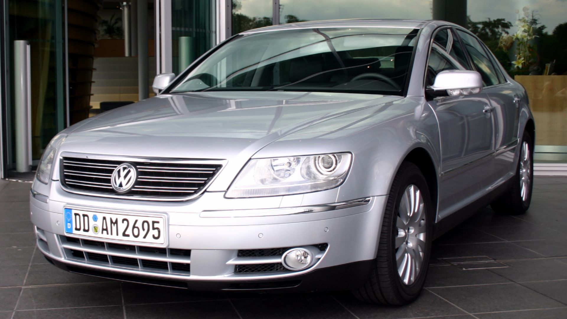 File:VW-Phaeton-silver-side2.jpg