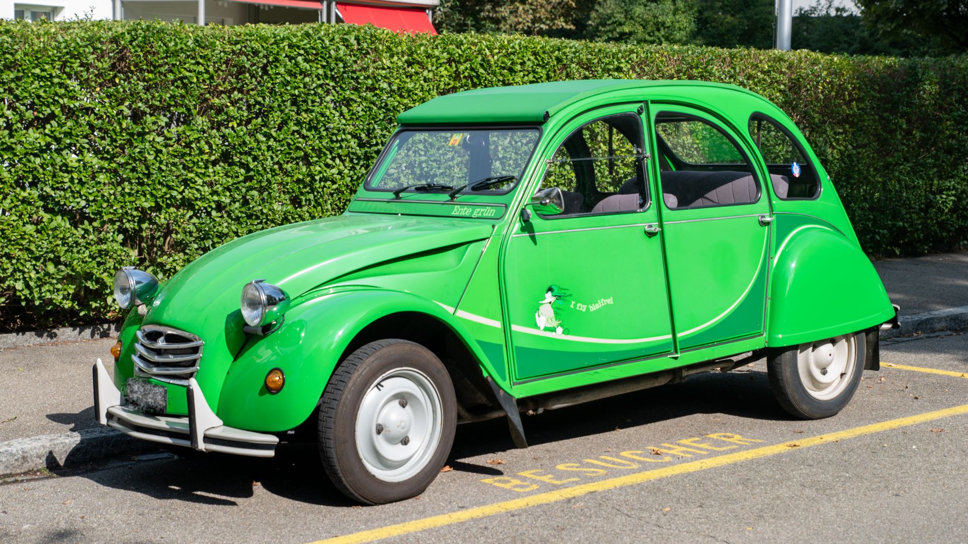 File:Green Citroën 2CV in Zürich.jpg