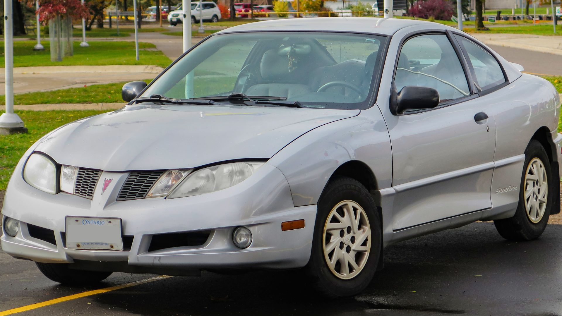 File:2004 Pontiac Sunfire SL Coupe in Ultra Silver Metallic, Front Left, 10-20-2022.jpg