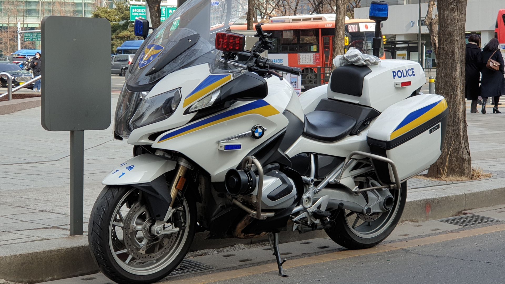 File:BMW R 1250 RT Seoul Police (2).jpg