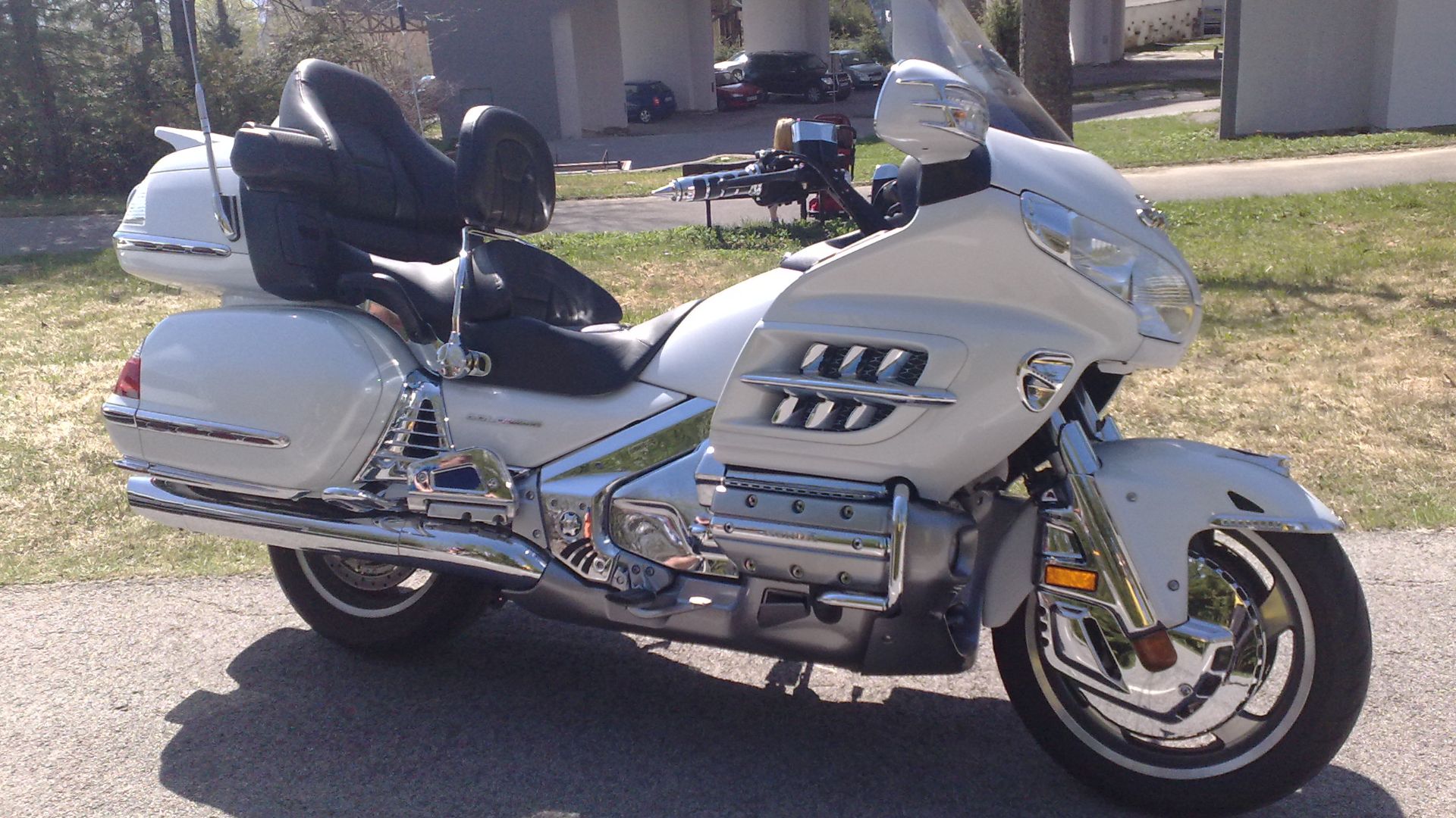 File:Honda Gold Wing GL1800 White.jpg