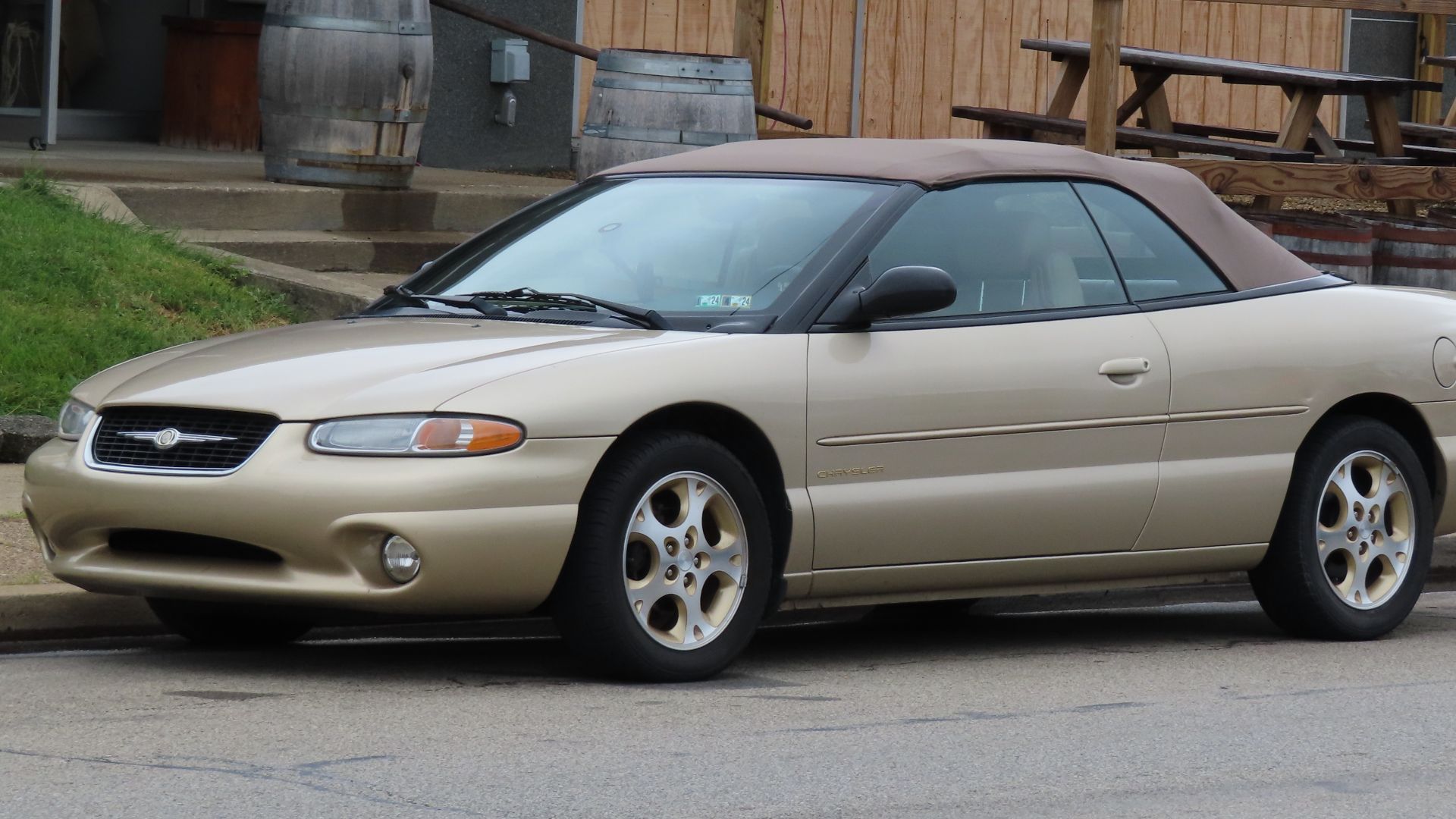 File:2000 Chrysler Sebring JXi convertible, front left, 09-09-2023.jpg