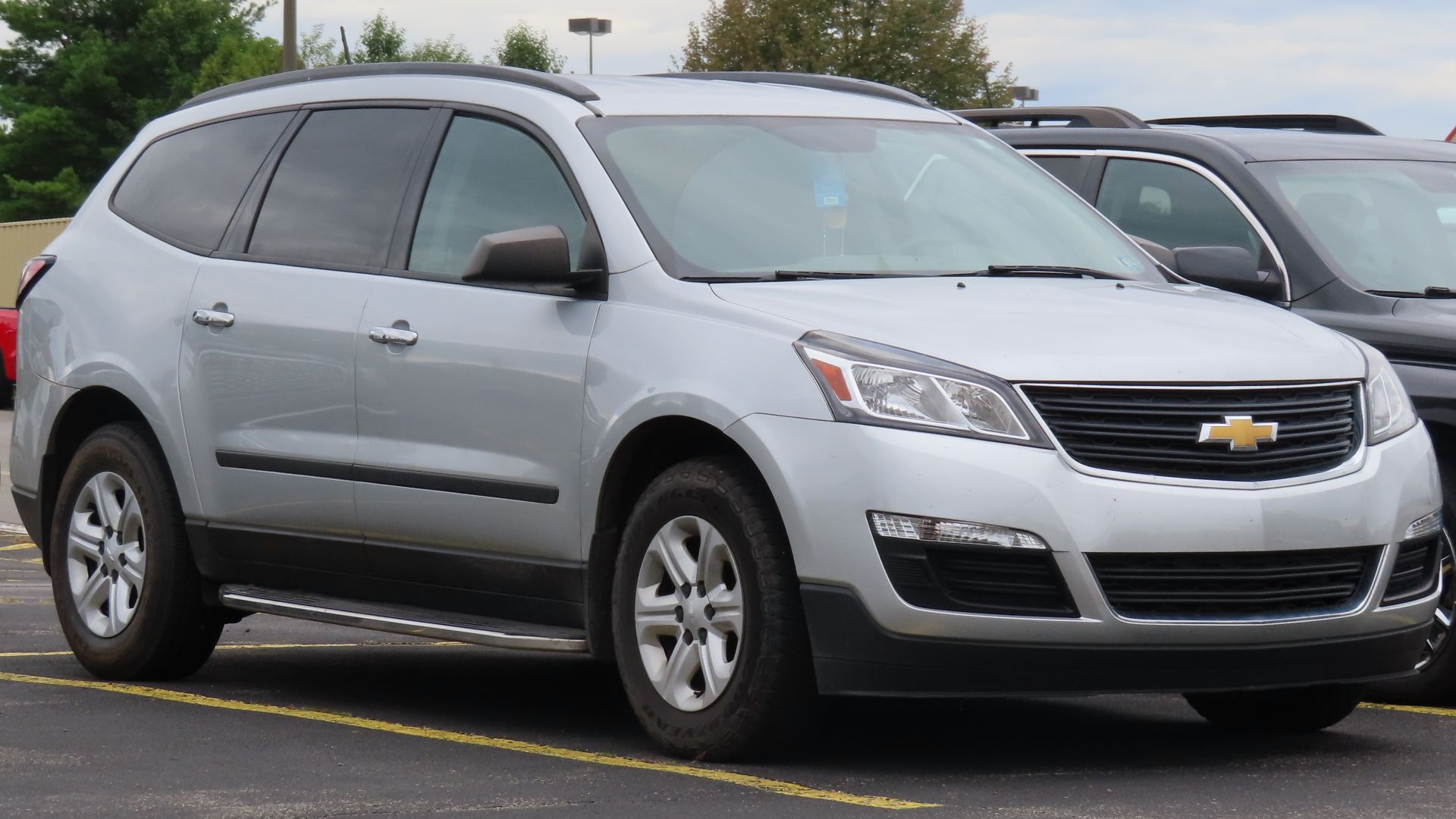 File:2017 Chevrolet Traverse LS AWD, 08-14-2022.jpg
