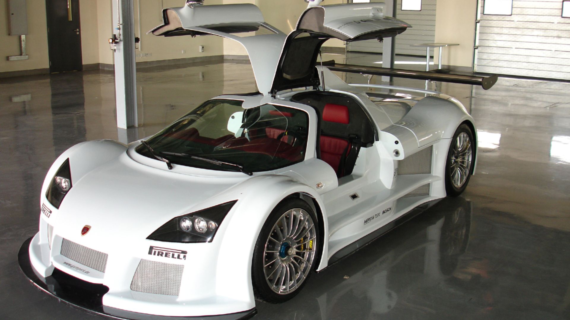 File:Gumpert Apollo Dubai.jpg