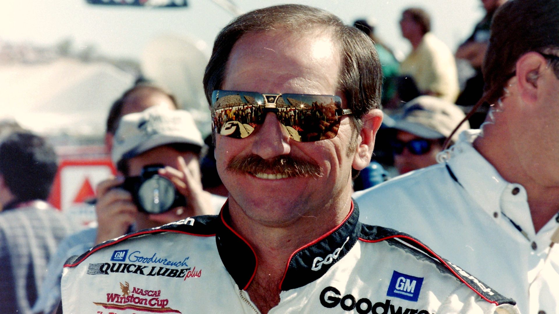 File:DaleEarnhardtSunglassesDriversSuit.jpg