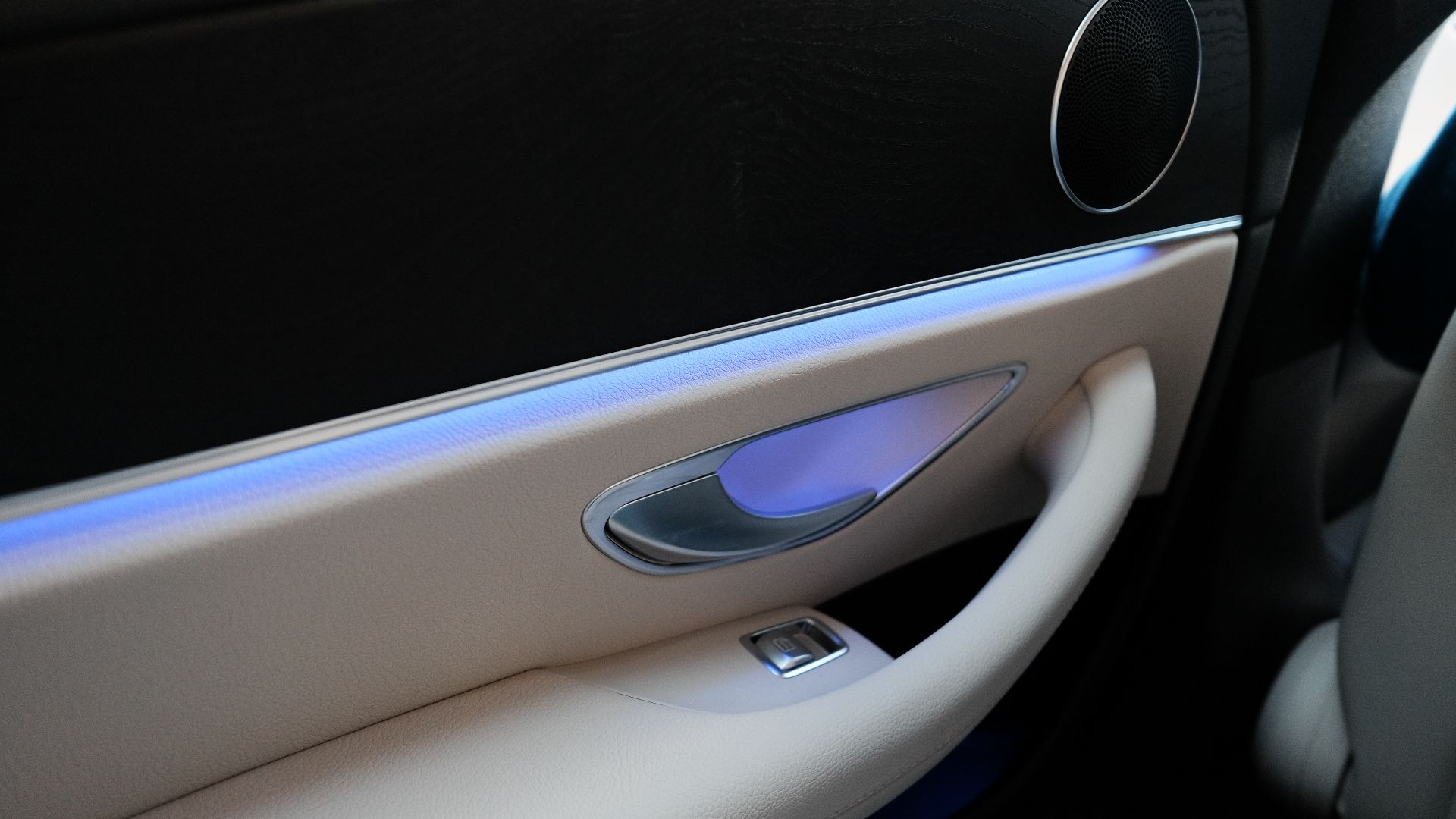File:Mercedes-Benz W213 (E-class) doors with ambient lighting, 2016.jpg