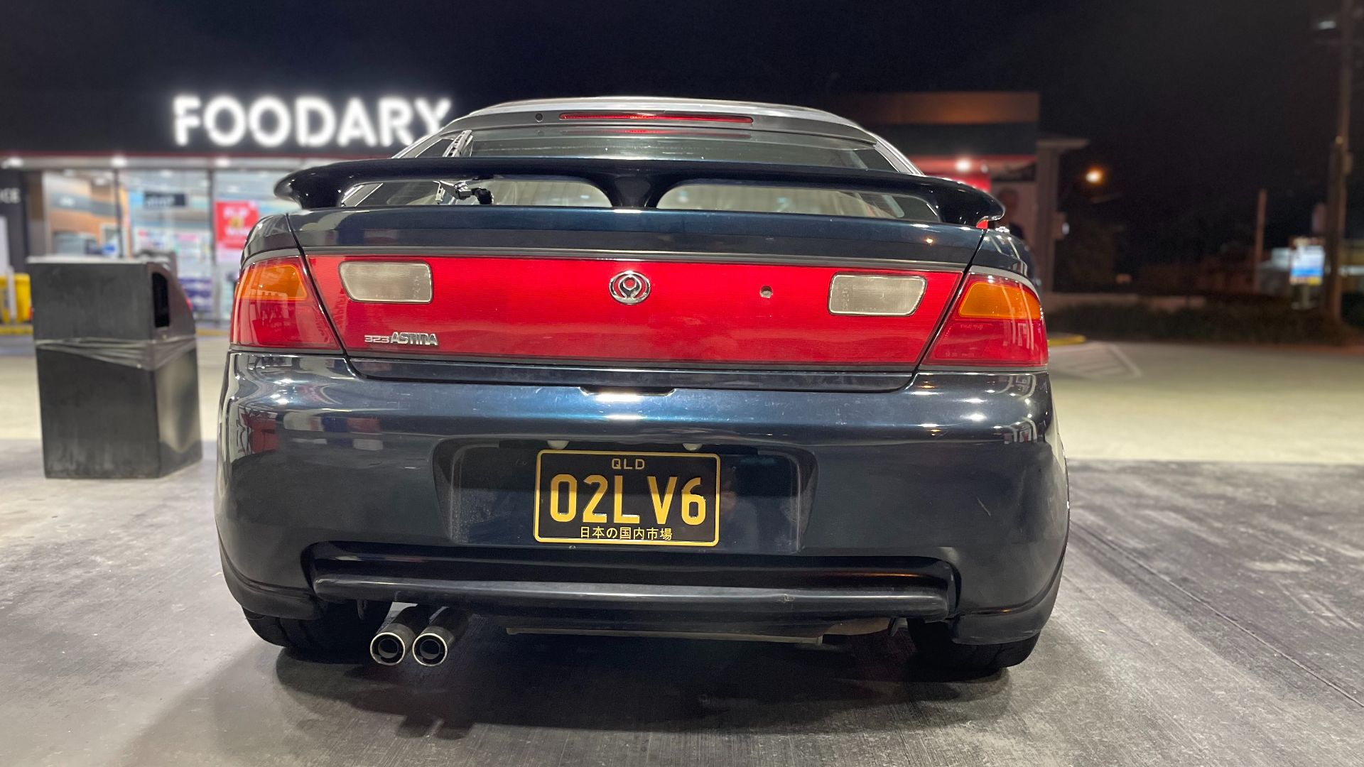 File:Rear end of a 1995 Mazda Lantis with spoiler paint code VK Metallic Green 2L V6.jpg