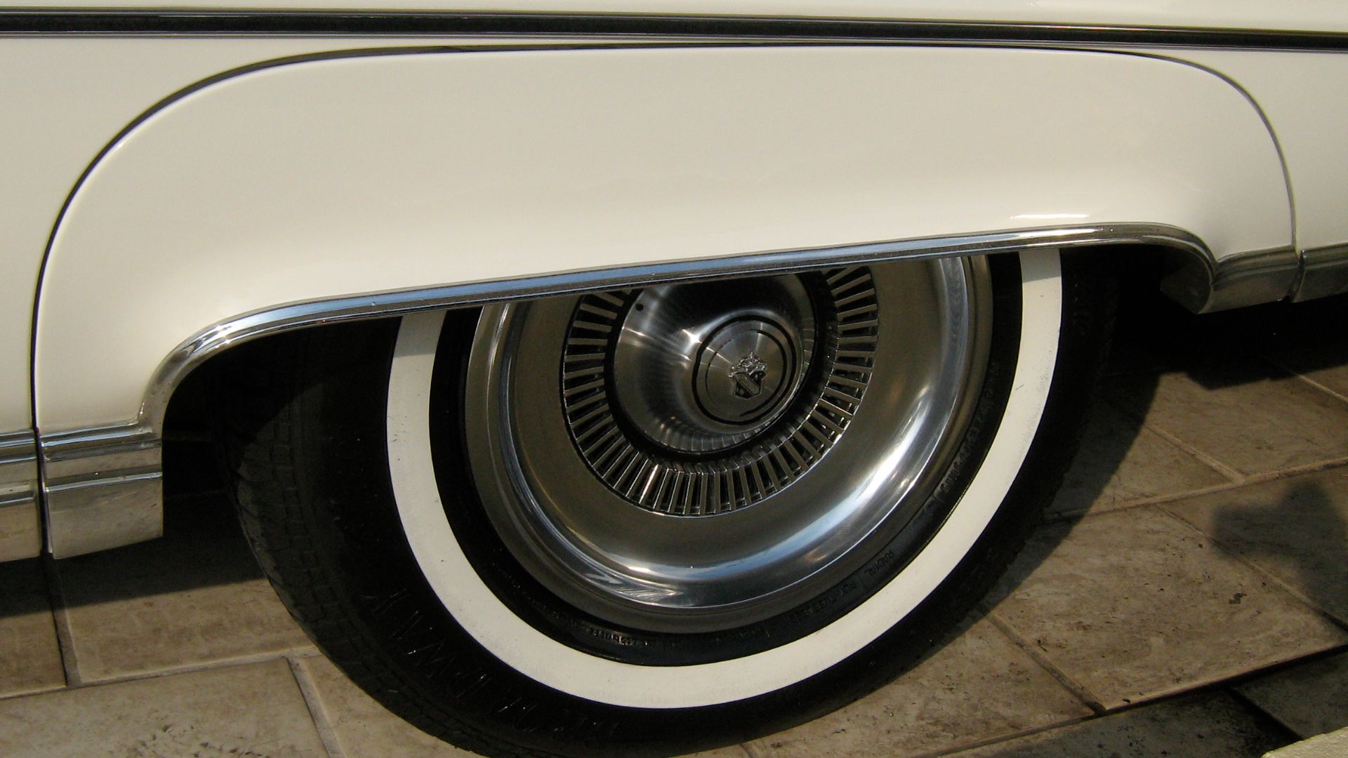 File:1969 Buick Electra 225 Custom white fender skirt.jpg