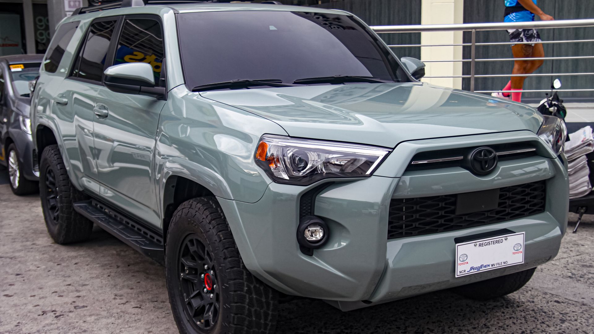 File:Toyota 4Runner GRN280L SR5 Lunar Rock 01.jpg