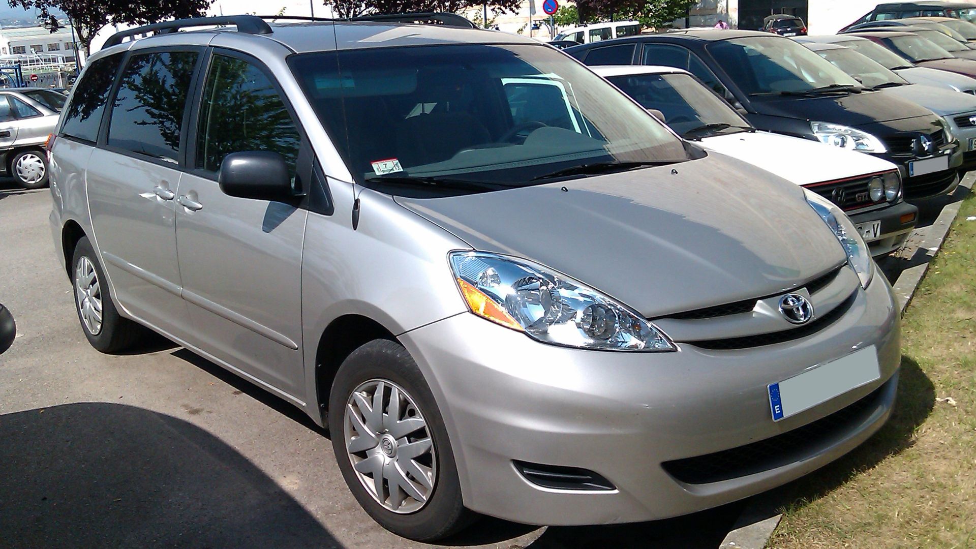 File:Toyota Sienna LE (6222546663).jpg