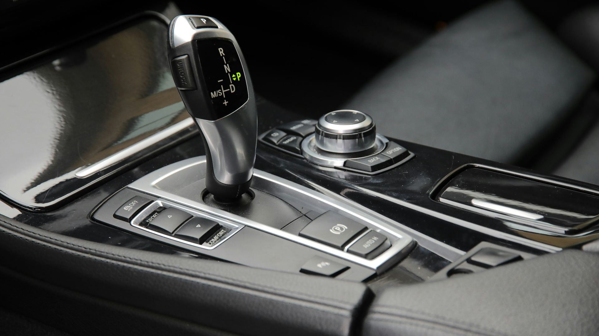 black gear shift