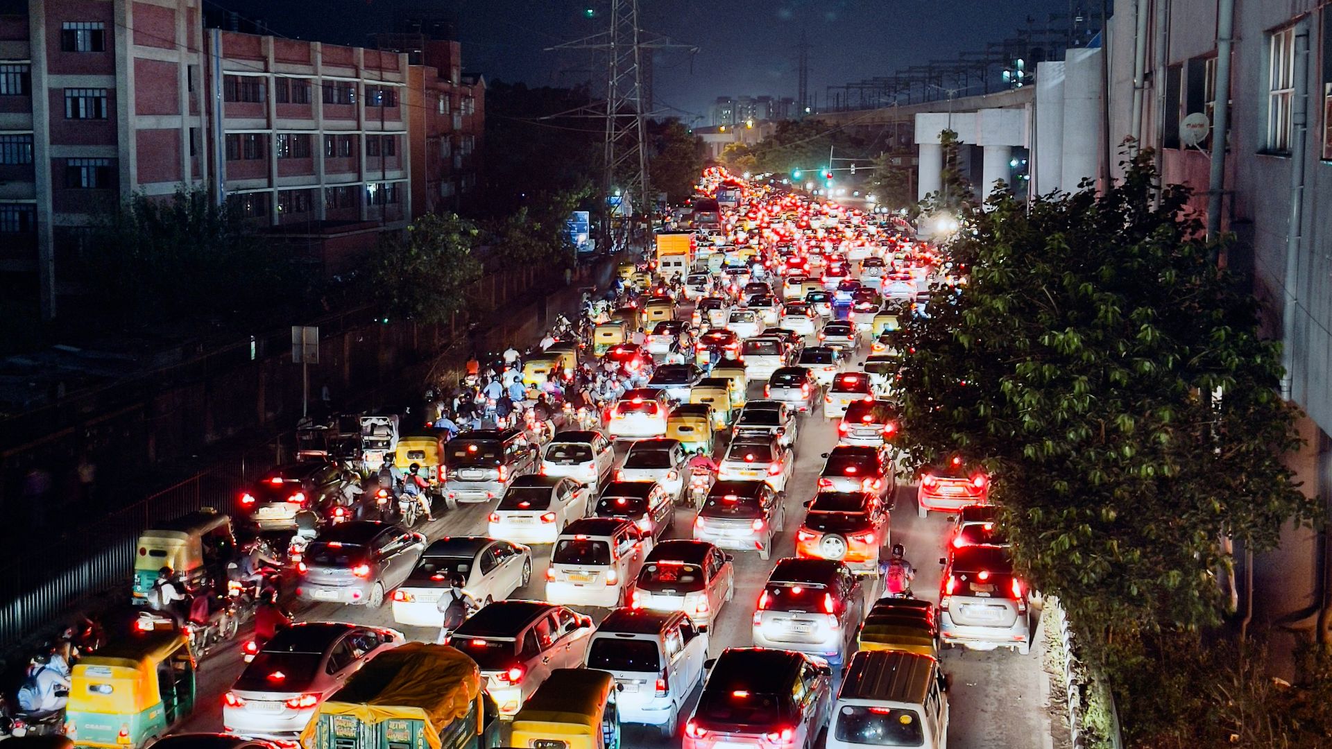 a busy city street filled with lots of traffic