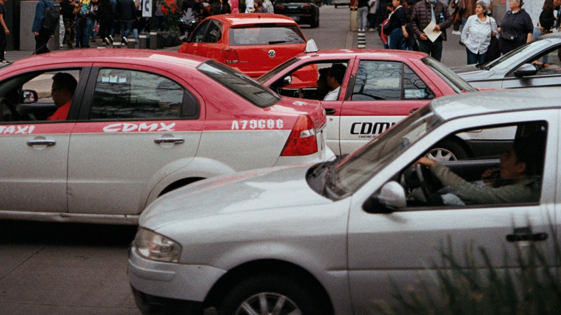 a busy city street filled with lots of traffic