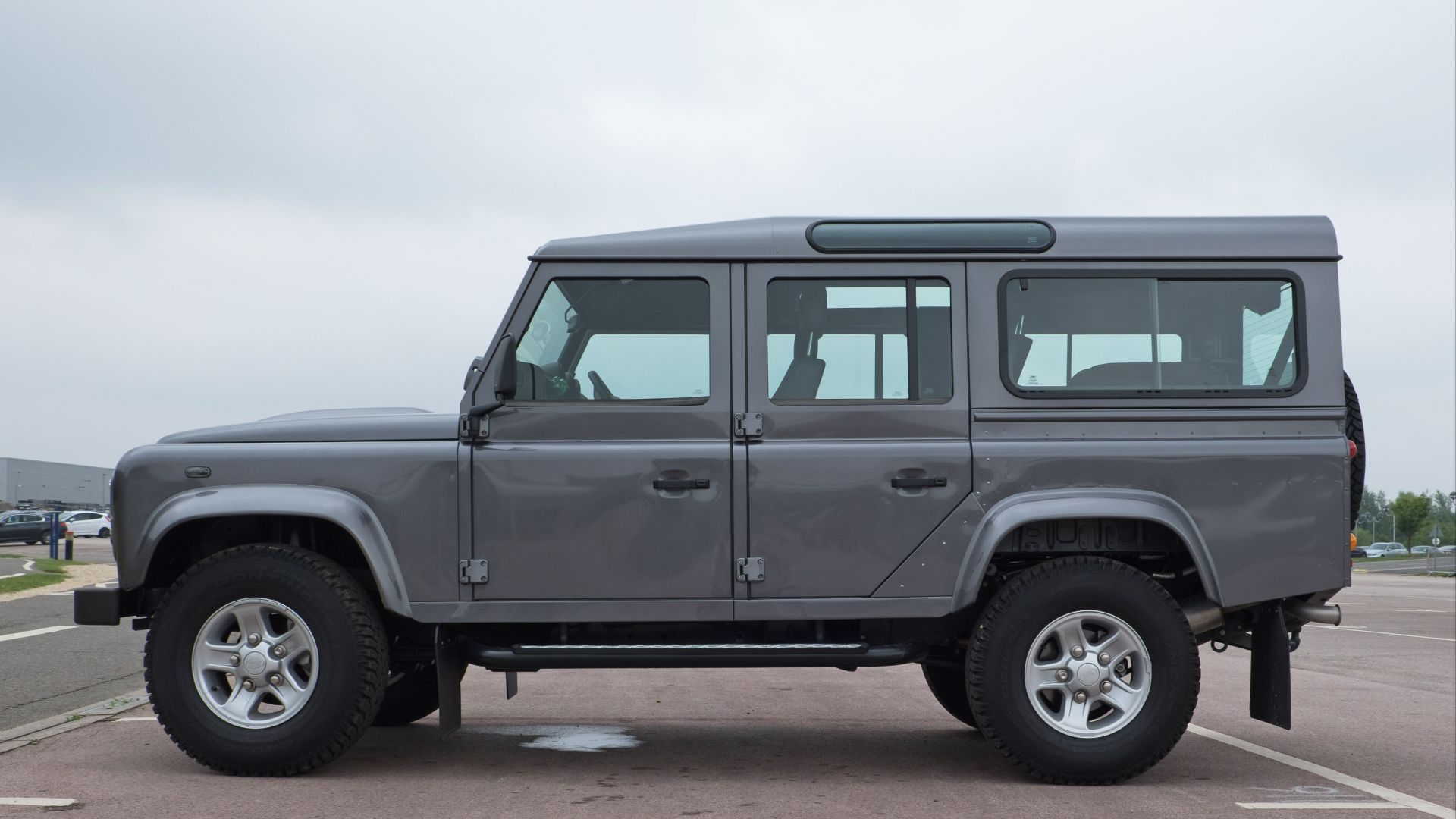 File:Land Rover Defender 110 Station Wagon 2016 - left side.jpg