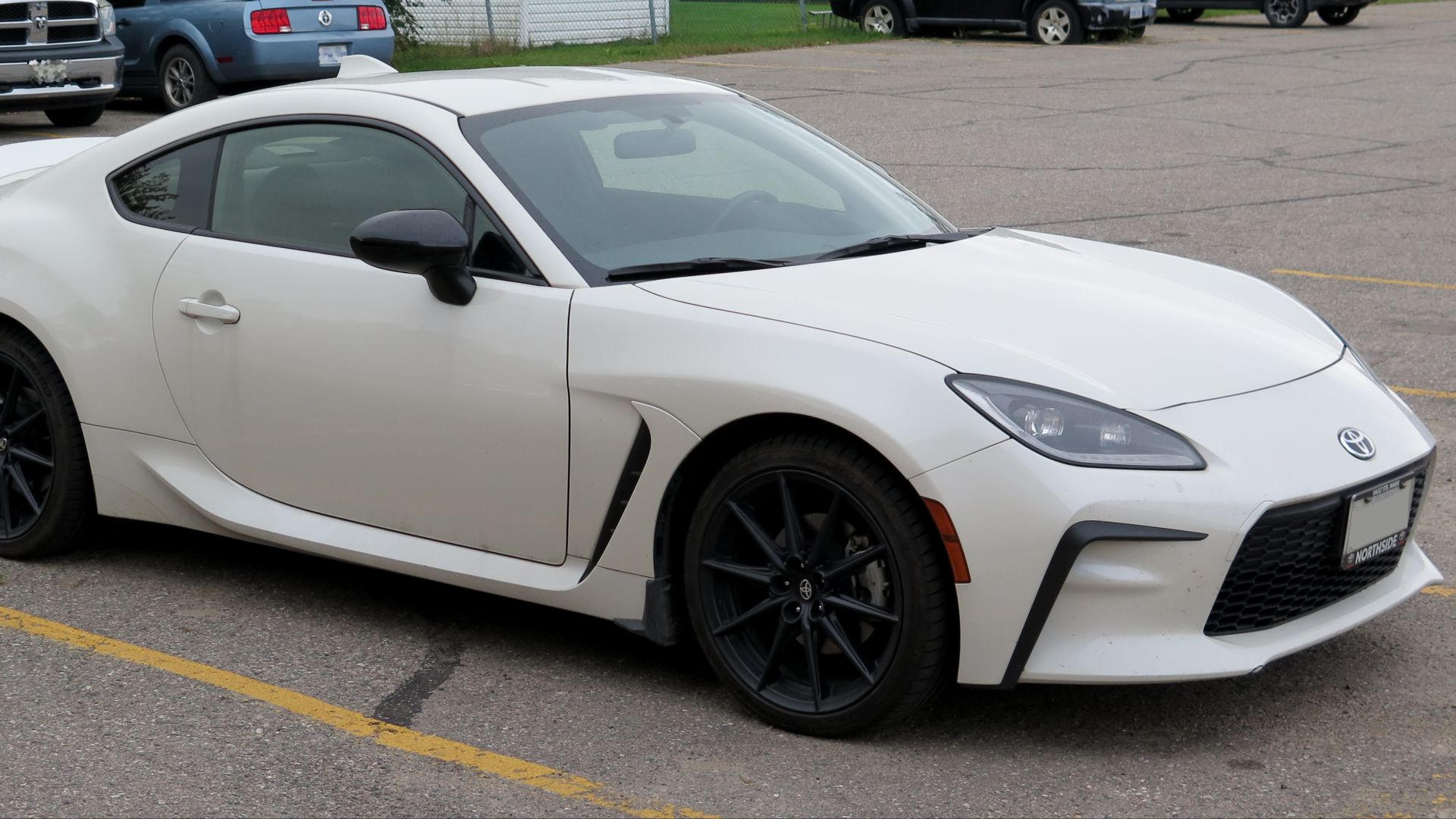 File:2022 Toyota GR86 Premium in Halo, Front Right, 09-27-2022.jpg