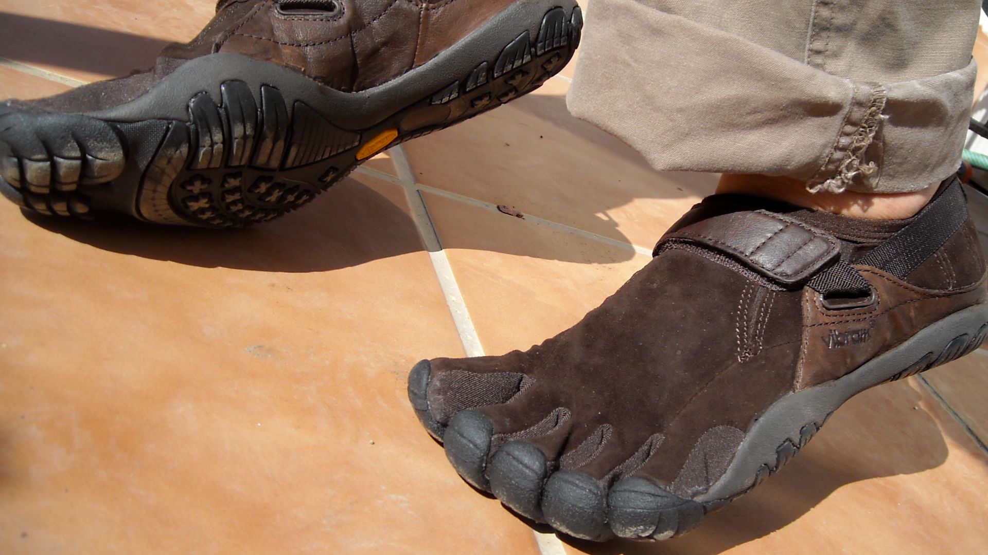File:Vibram FiveFingers KSO Trek Brown.JPG