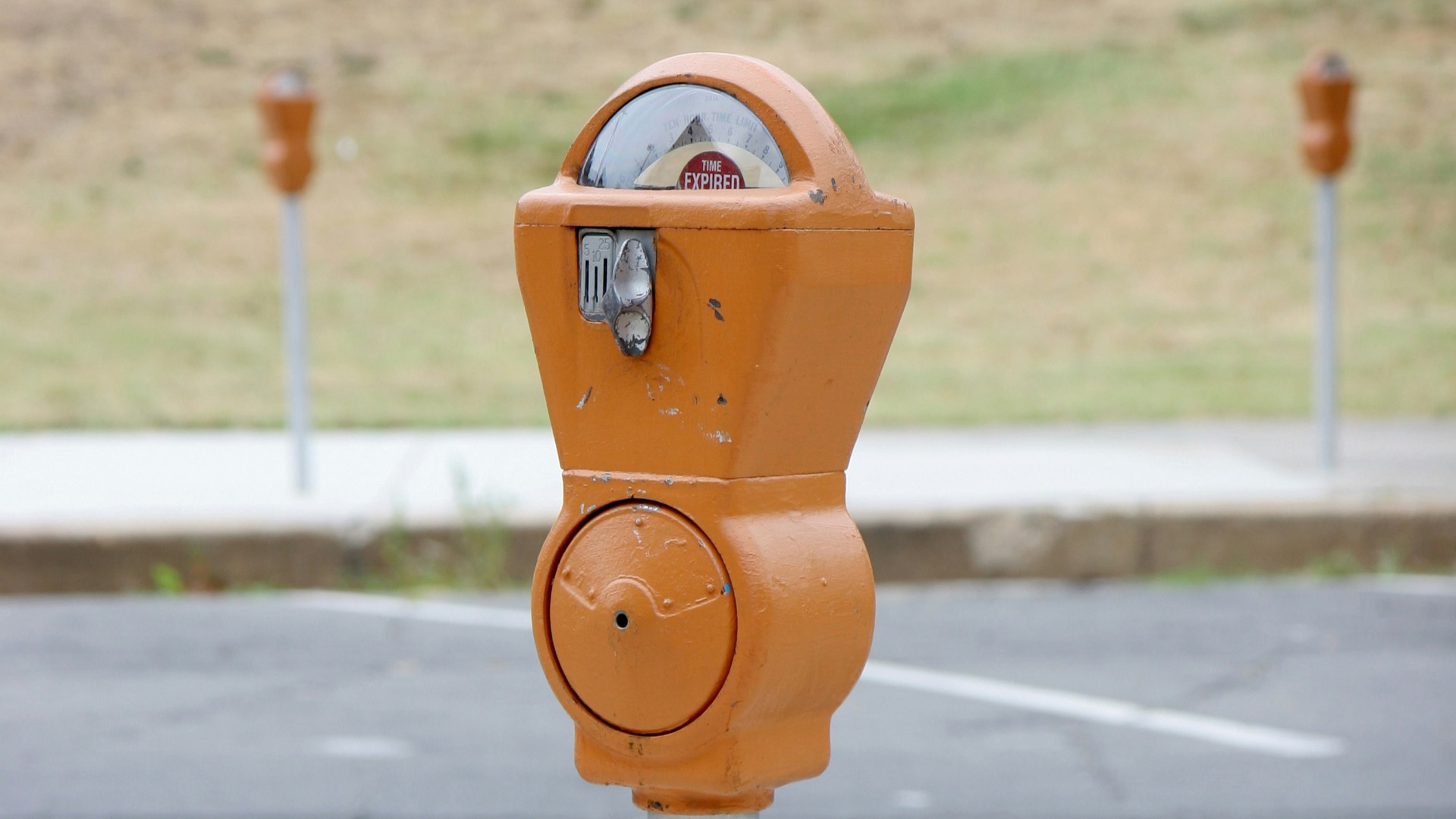 A parking meter sitting on the side of a road