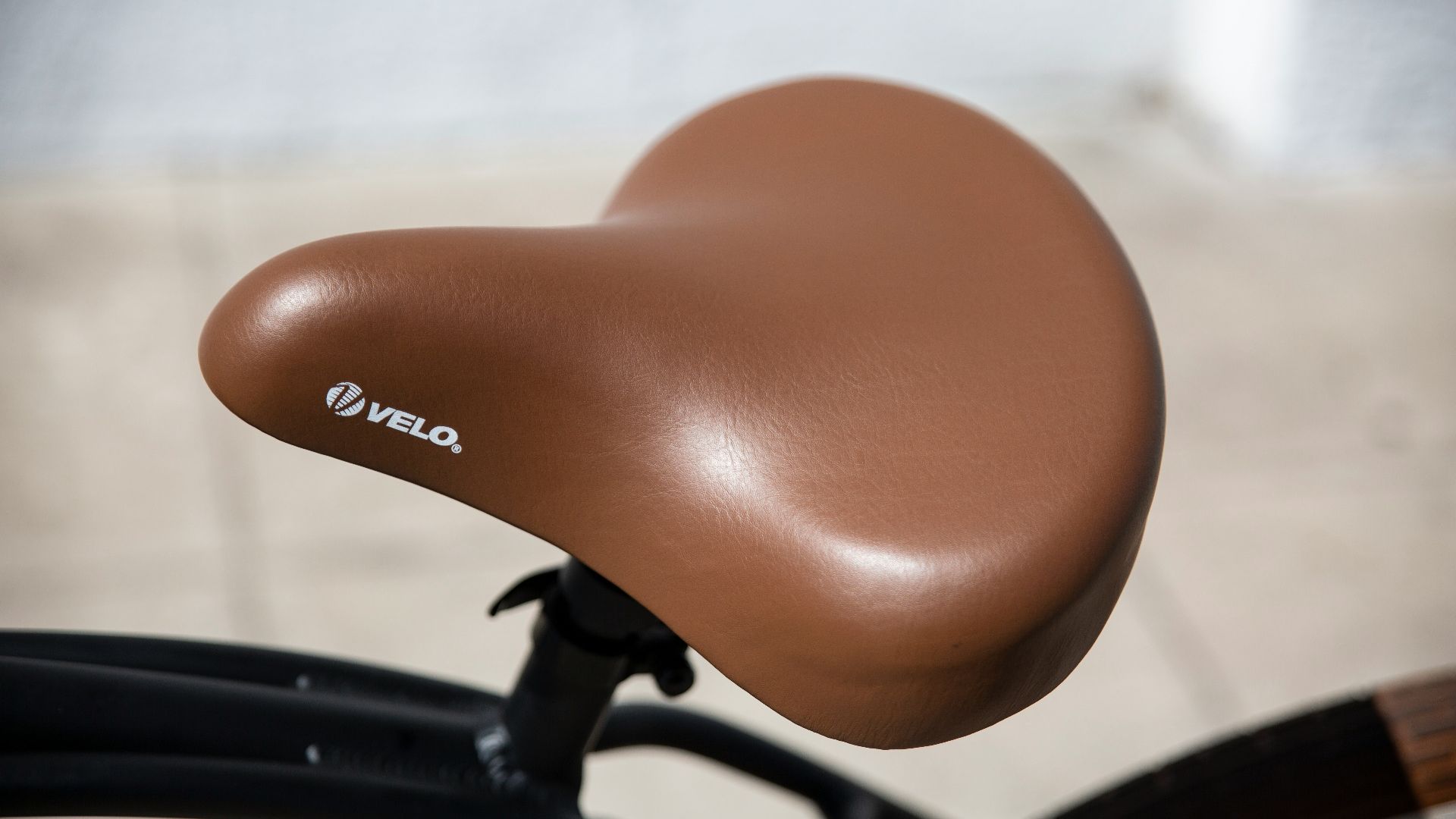 brown leather bicycle seat with black steel handle bar