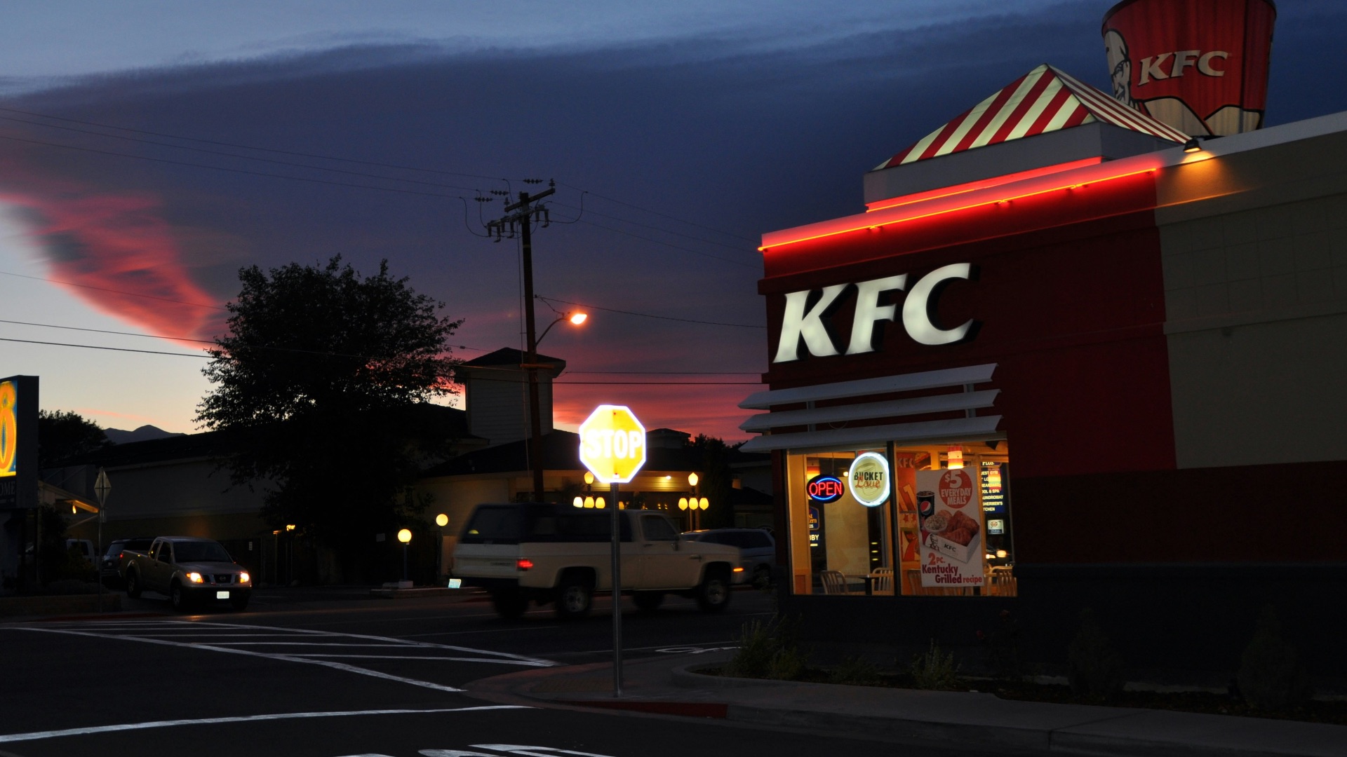a fast food restaurant with a sky background