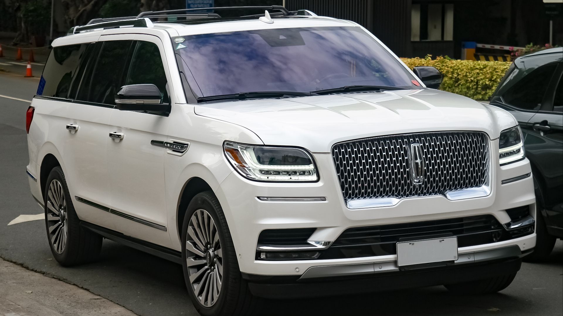 File:Lincoln Navigator L U554 Reserve Pristine White Metallic Tri-coat.jpg