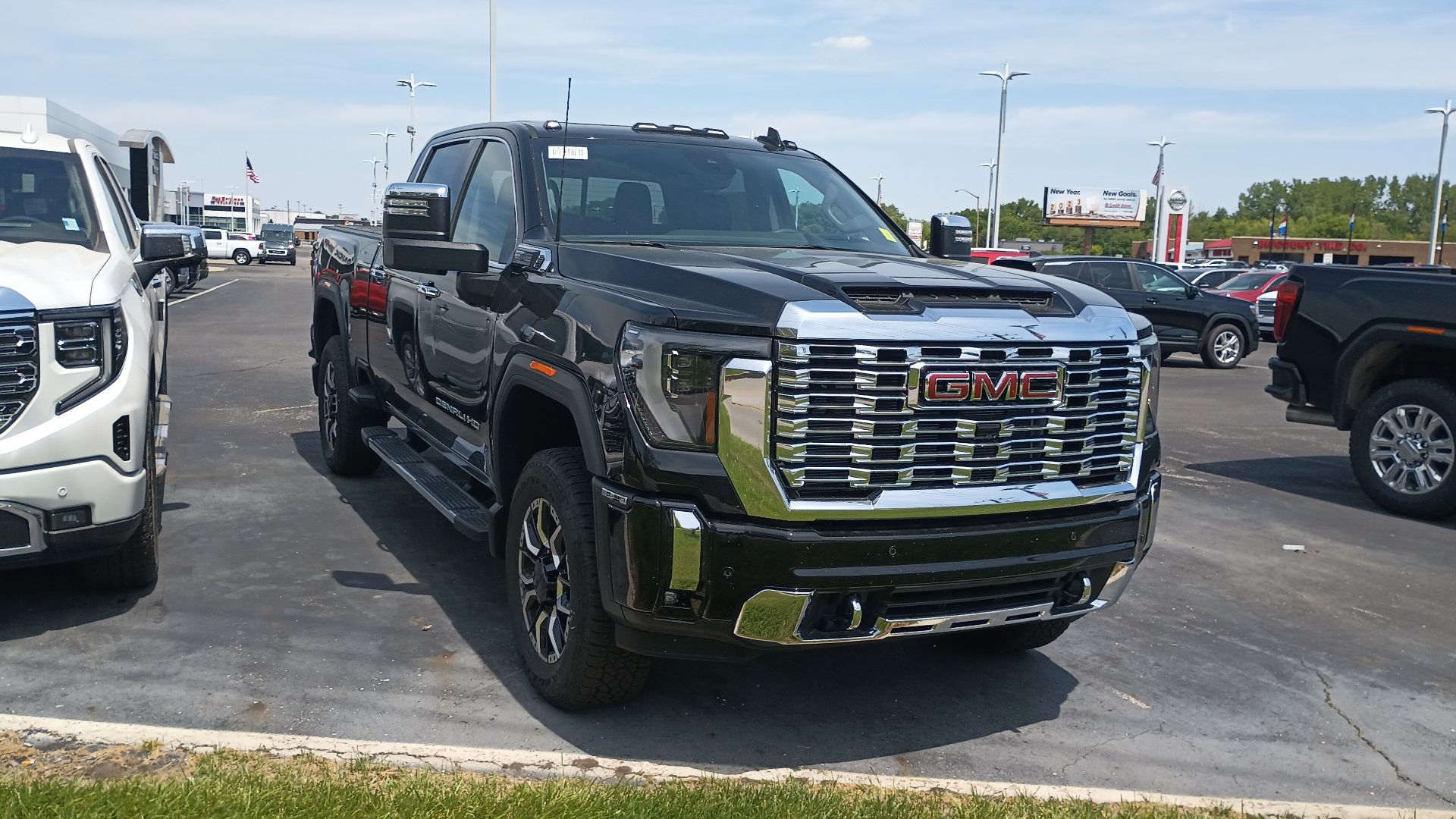 File:2024 GMC Sierra 2500HD Denali front view.jpg
